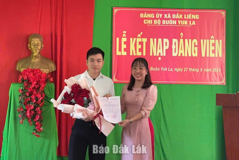 Lễ kết nạp đảng viên mới tại Chi bộ buôn Yuk La, xã Đắk Liêng.