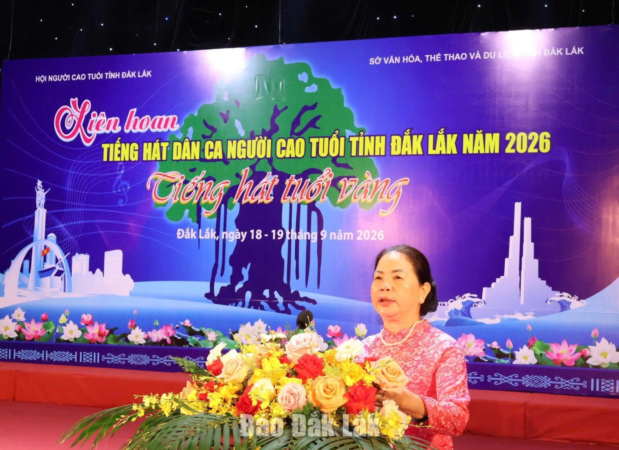 Chủ tịch Hội Người cao tuổi tỉnh Triệu Thị Ngoan phát biểu khai mạc liên hoan.