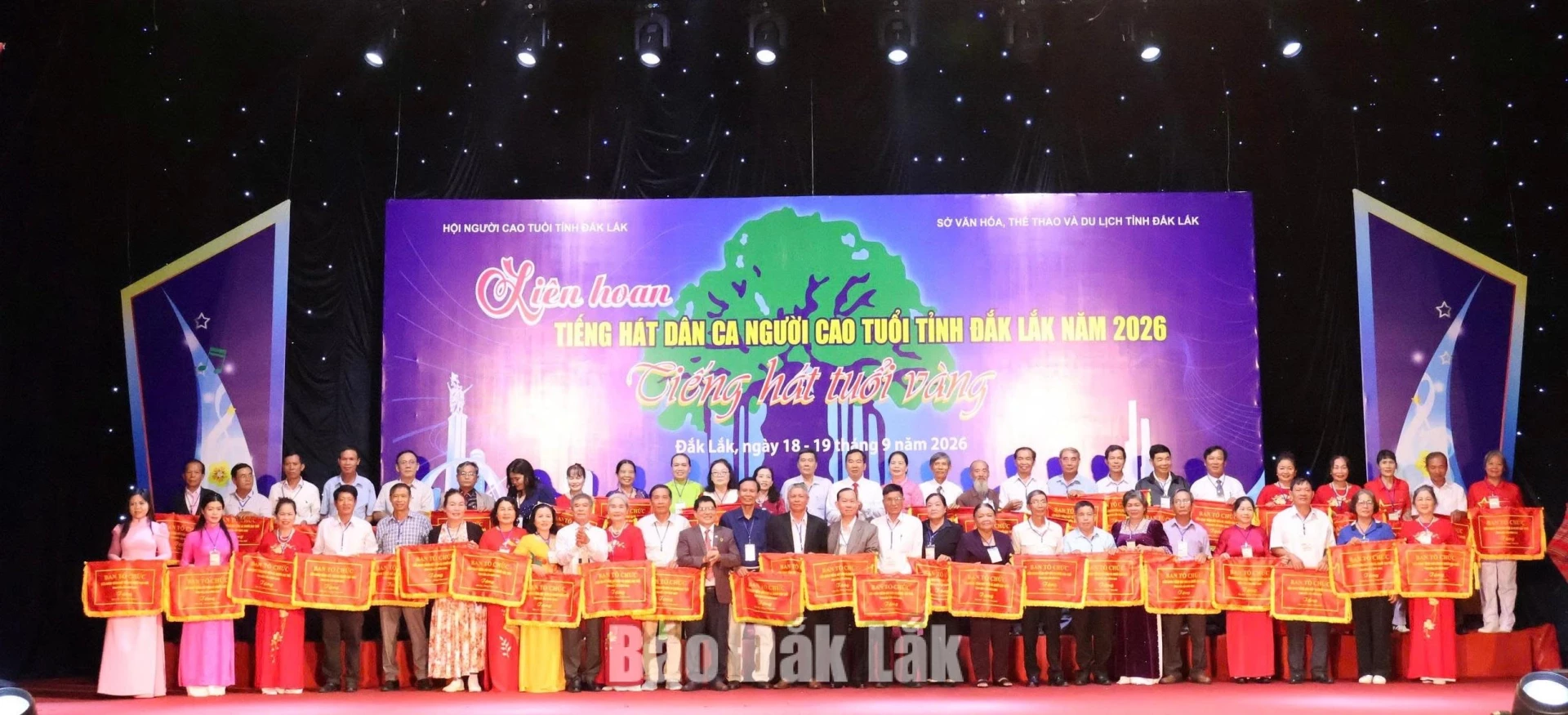 Ban tổ chức tặng cờ lưu niệm cho các đơn vị tham gia.