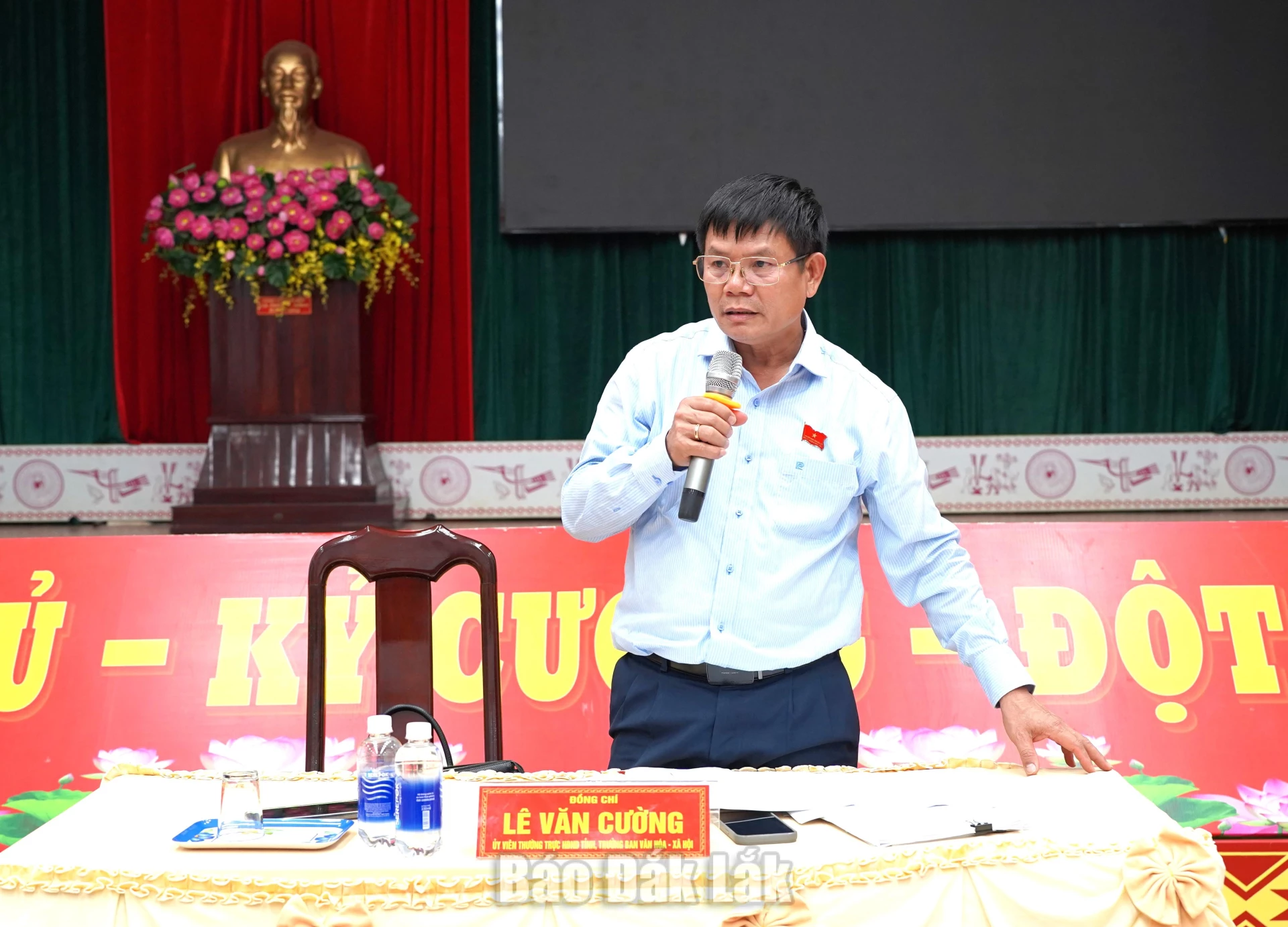 Trưởng Ban Văn hóa - Xã hội HĐND tỉnh, Trưởng đoàn giám sát Lê Văn Cường phát biểu kết luận buổi làm việc.
