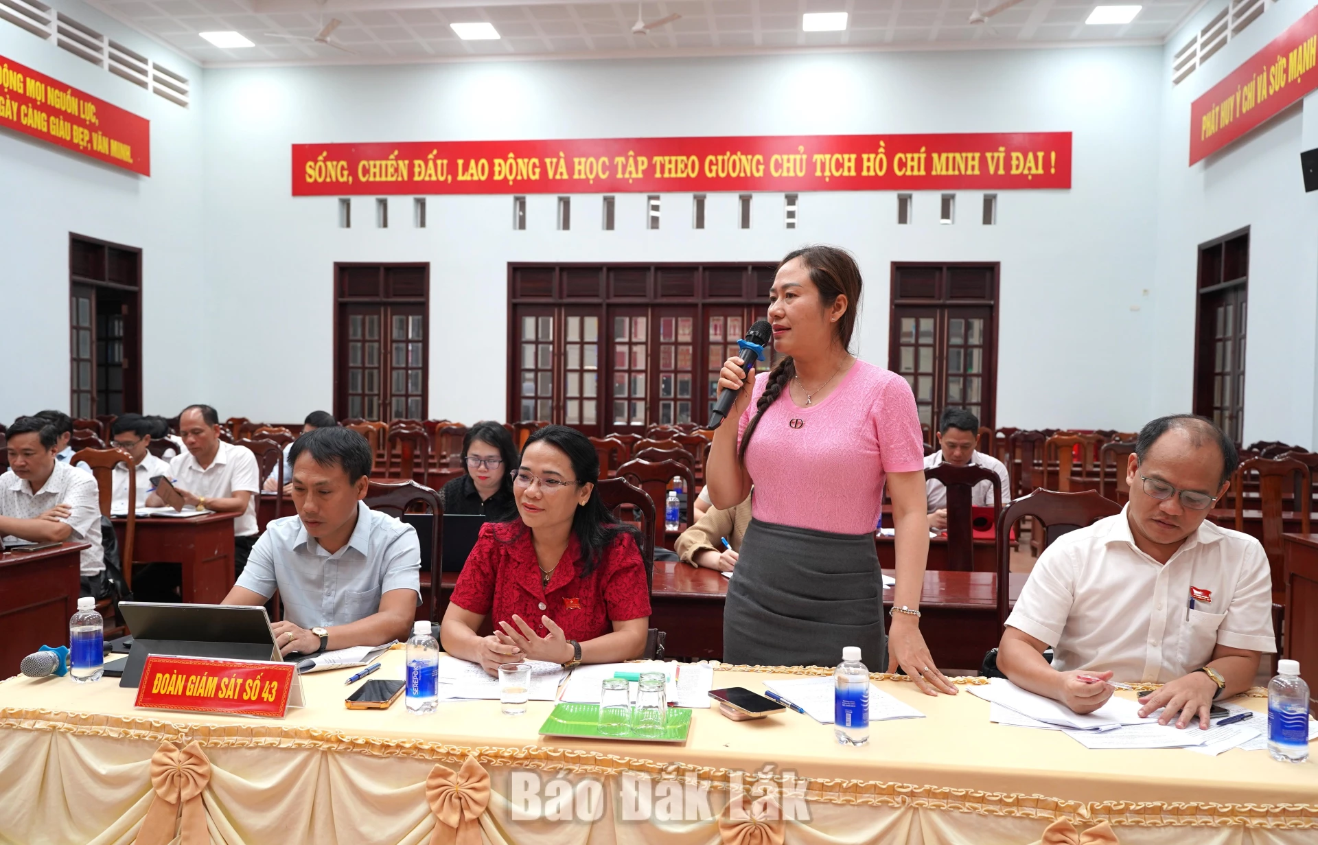 Bí thư Đảng ủy, Chủ tịch HĐND xã Ea Knuếc, thành viên Đoàn giám sát Ngô Thị Minh Trinh trao đổi một số nội dung liên quan.
