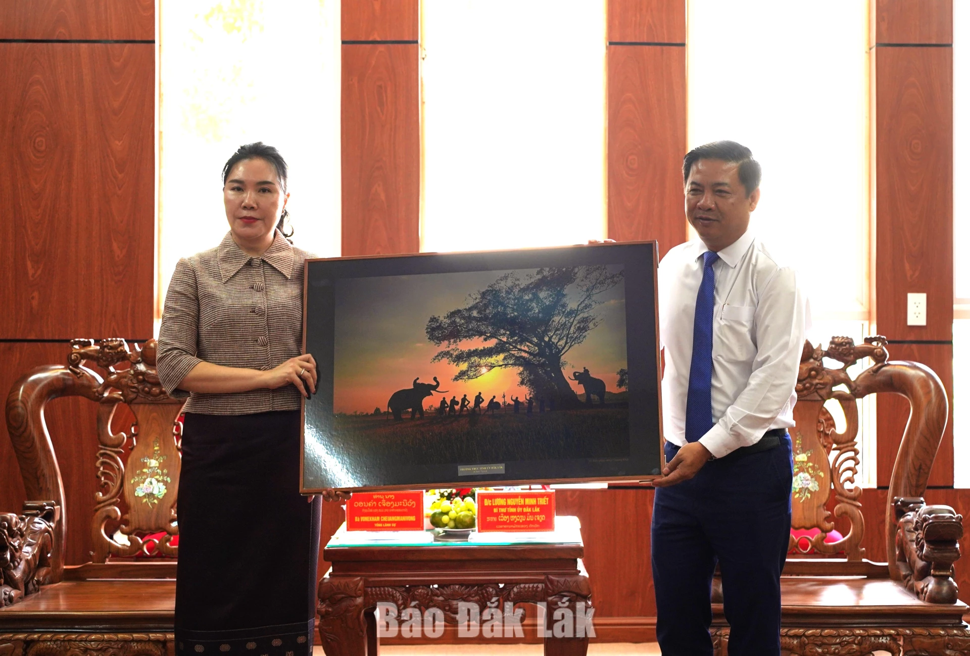 Bí thư Tỉnh ủy Lương Nguyễn Minh Triết trao quà lưu niệm tặng đoàn công tác.