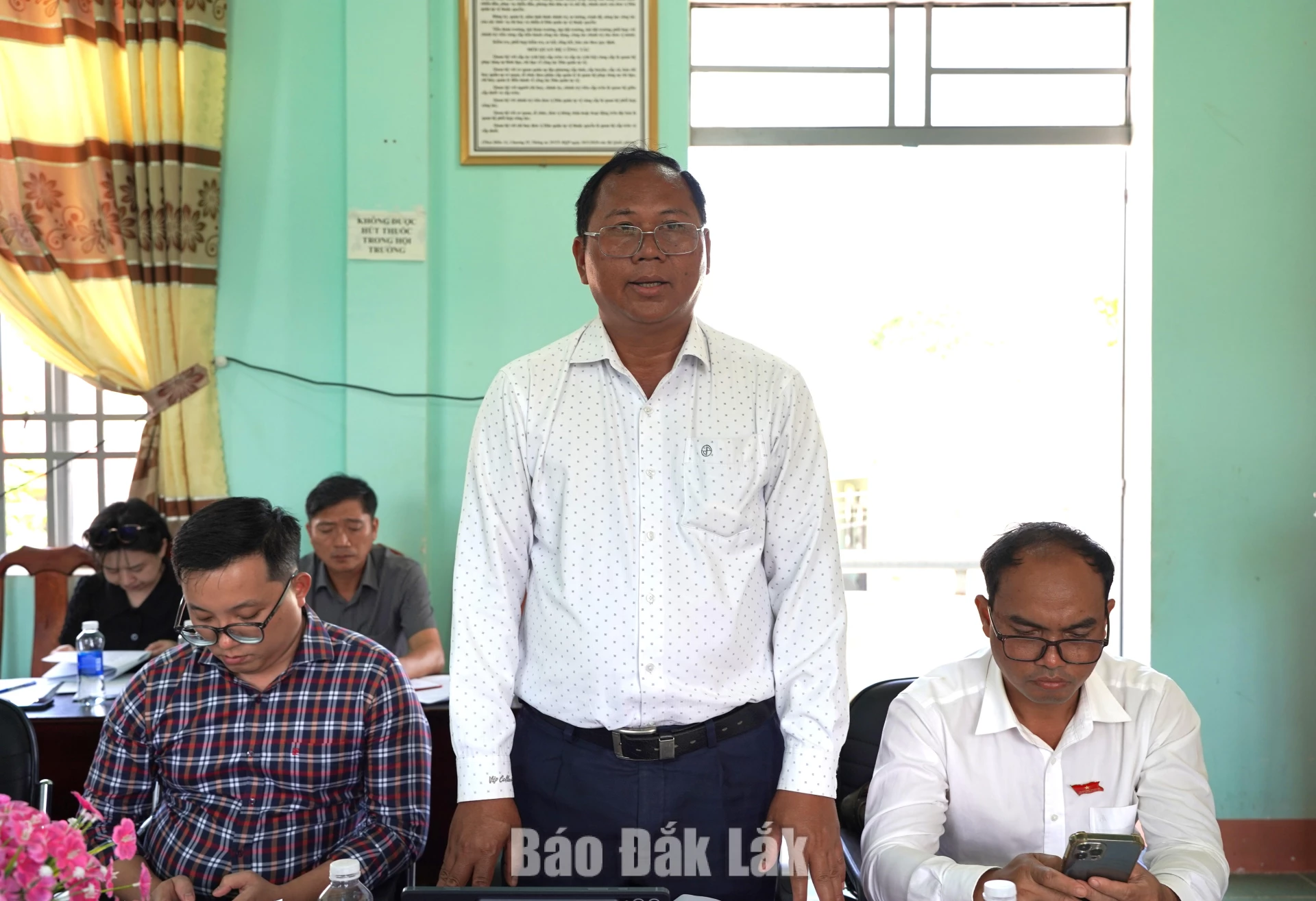 Phó Trưởng Ban Tuyên giáo Ya Toan Ênuôl, thành viên đoàn giám sát trao đổi một số nội dung liên quan.