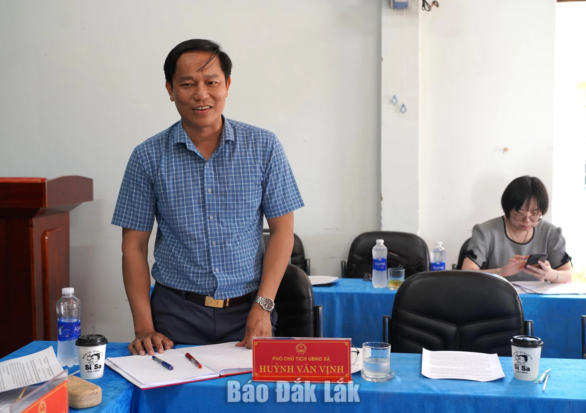 Phó Chủ tịch UBND xã Huỳnh Văn Vịnh báo cáo một số nội dung liên quan.