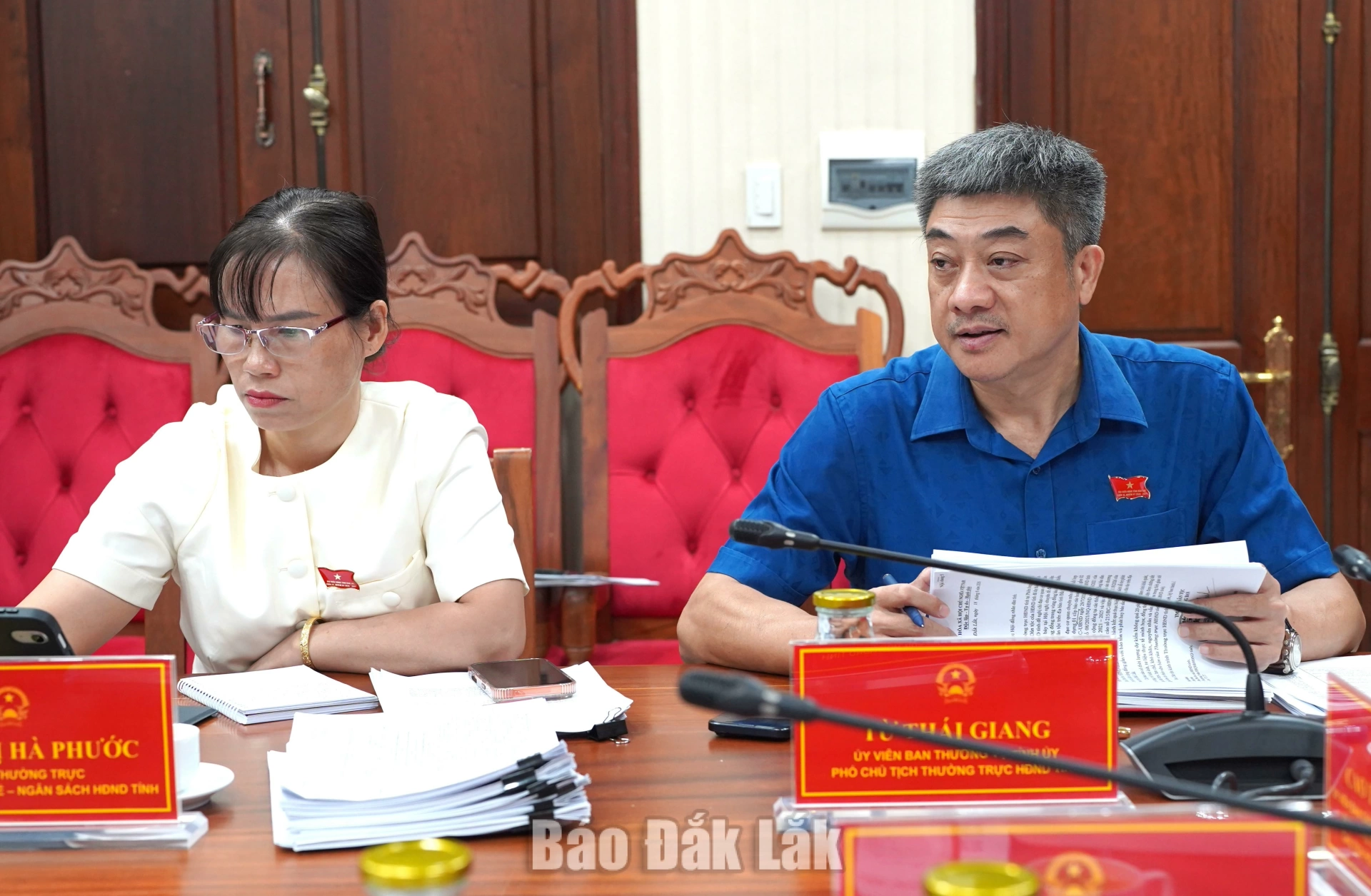 Đồng chí Từ Thái Giang, Ủy viên Ban Thường vụ Tỉnh ủy, Phó Chủ tịch Thường trực HĐND tỉnh cho ý kiến về một số nội dung tại phiên họp.
