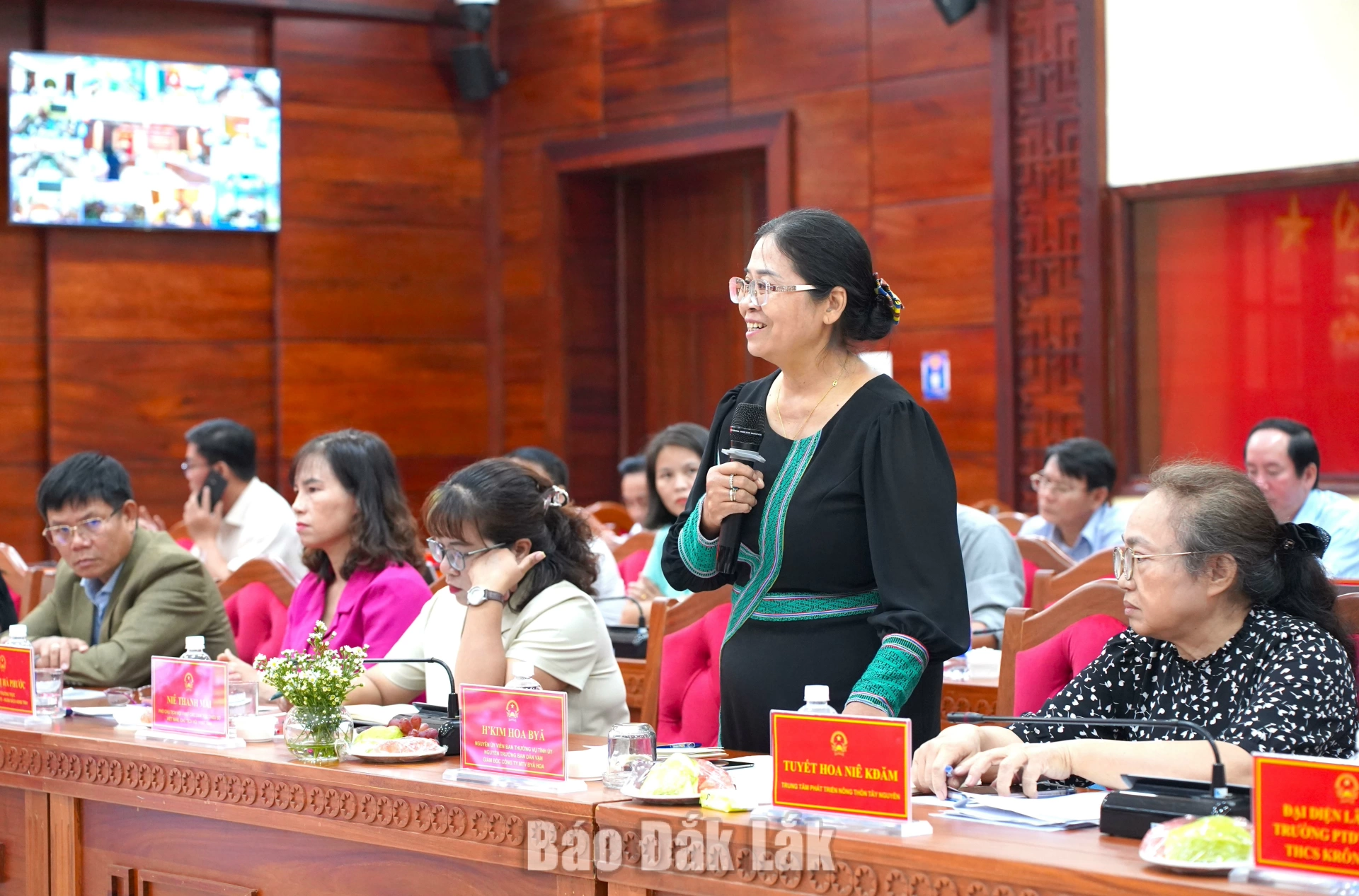 Bà HKim Hoa Byă, nguyên Ủy viên Ban Thường vụ Tỉnh ủy, Trưởng Ban Dân vận Tỉnh ủy, Giám đốc Cty MTV Byă Hoa phát biểu thảo luận.