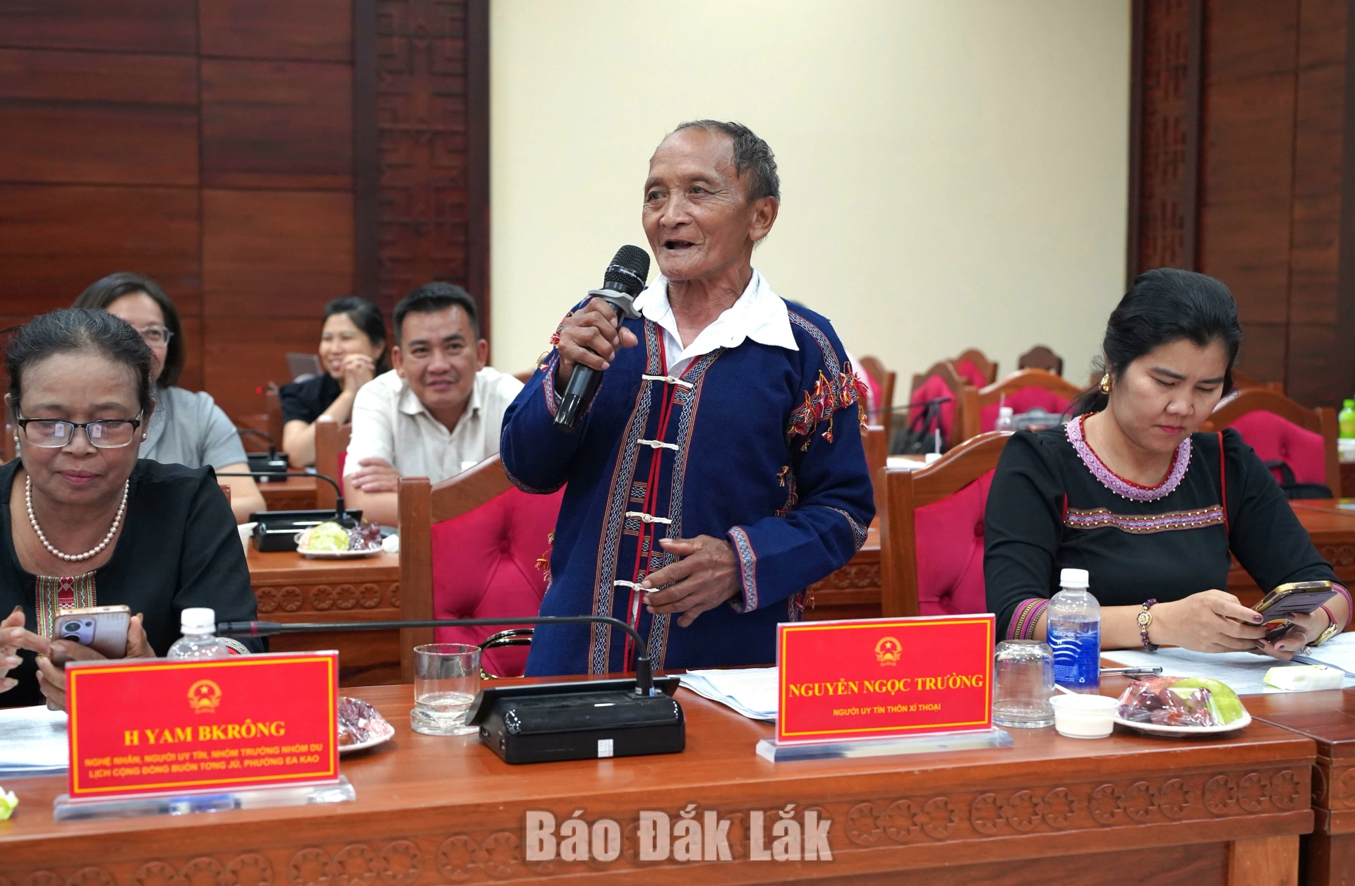 -  Ông Nguyễn Ngọc Trường, người uy tín Thôn Xí Thoại (xã Xuân Lãnh) đóng góp ý kiến thảo luận.