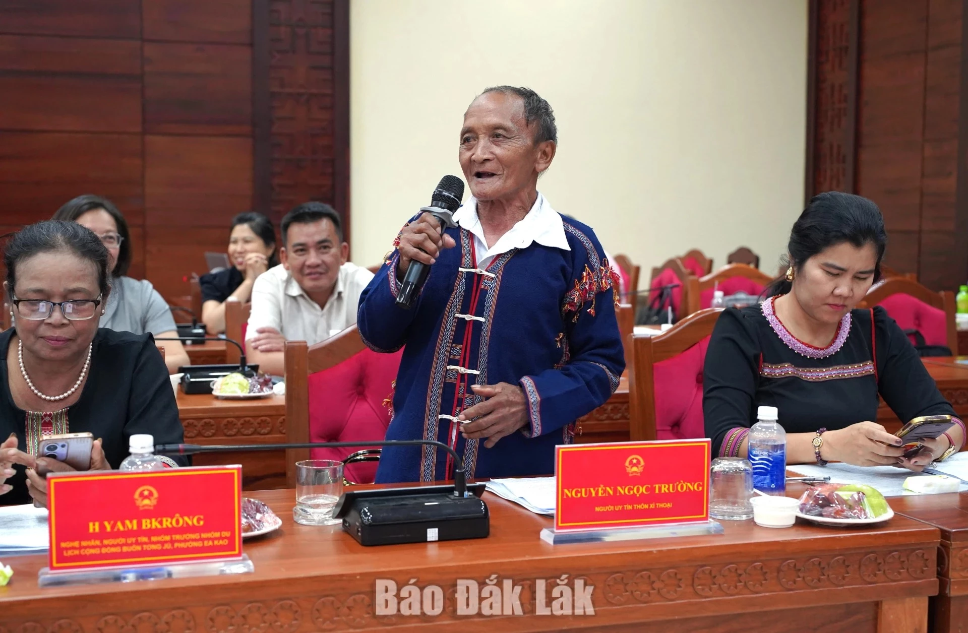Mr. Nguyen Ngoc Truong, a reputable individual from Xi Thoai Hamlet in Xuan Lanh Commune, sharing his views at the discussion.