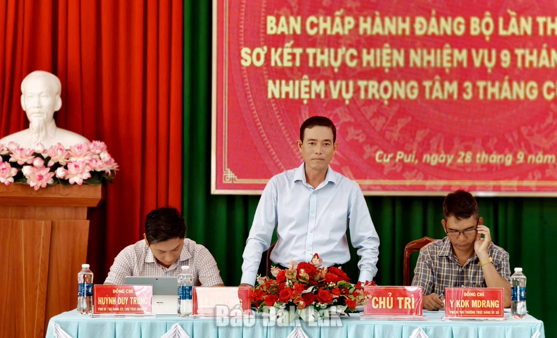 Bí thư Đảng ủy, Chủ tịch HĐND xã Cư Pui Lê Văn Long phát biểu chỉ đạo tại hội nghi Ảnh: Thành Trung