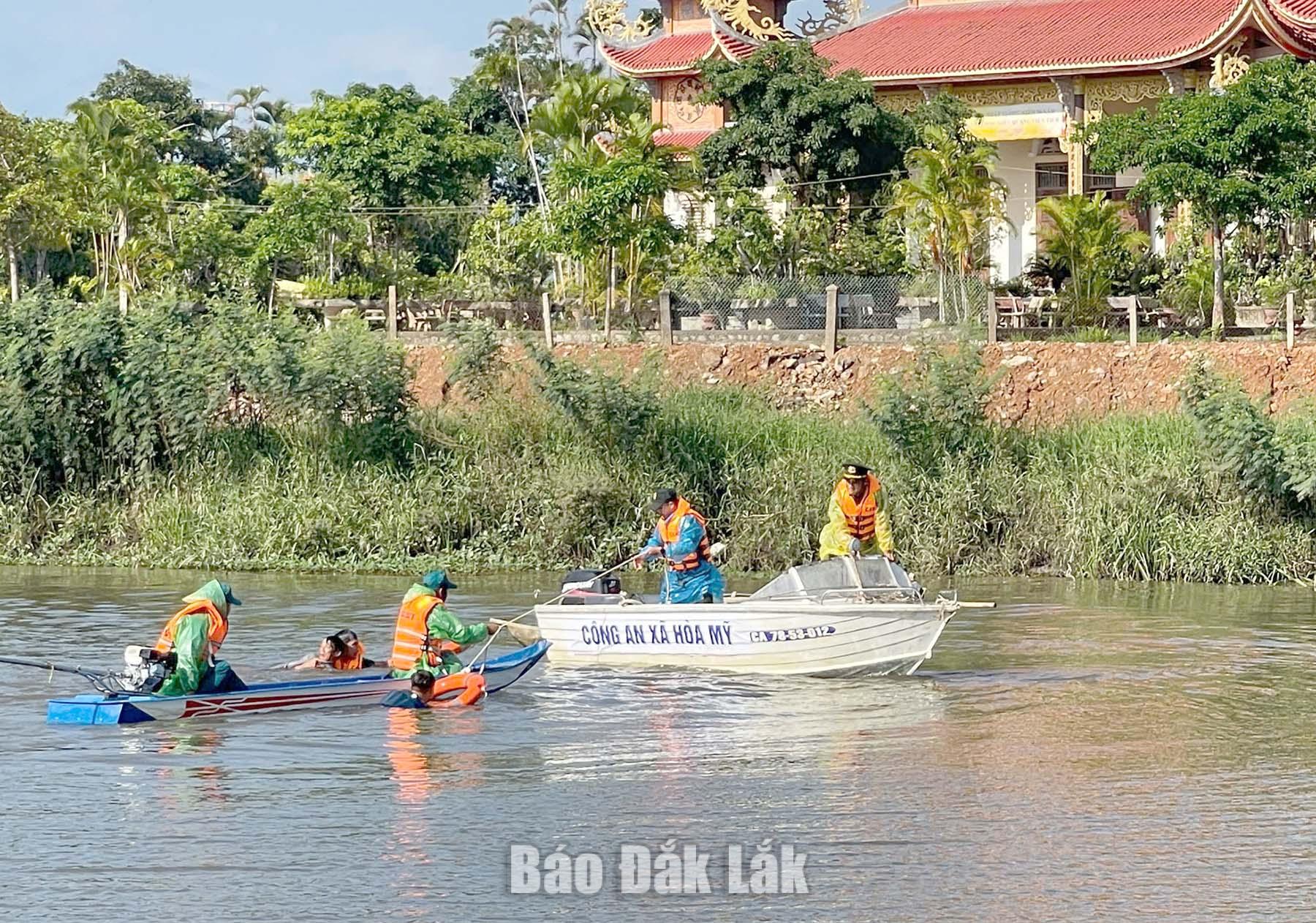 Các lực lượng tham gia diễn tập cứu hộ, cứu nạn trên sông.