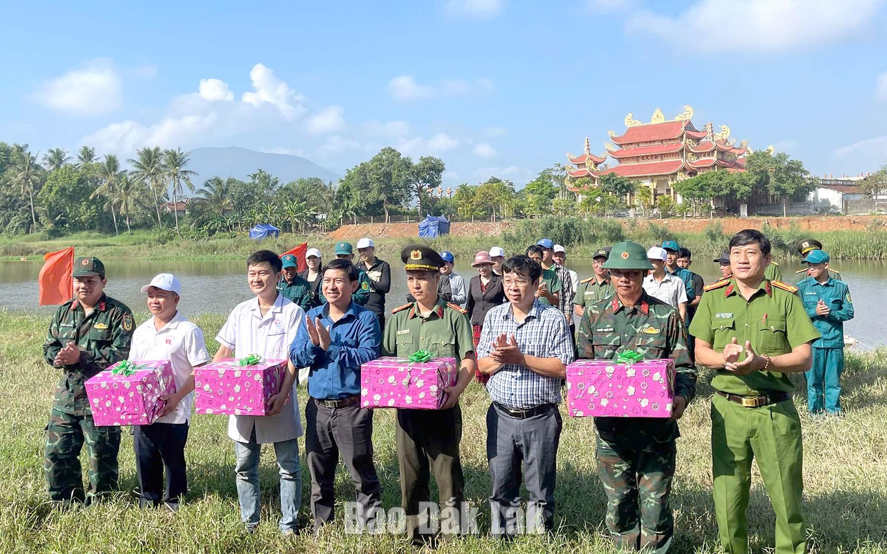 Lãnh đạo xã Hòa Mỹ tặng quà động viên các lực lượng tham gia diễn tập.