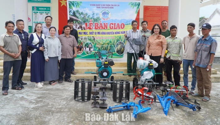Hỗ trợ 10 máy làm đất đa năng cho người dân xã Phú Mỡ