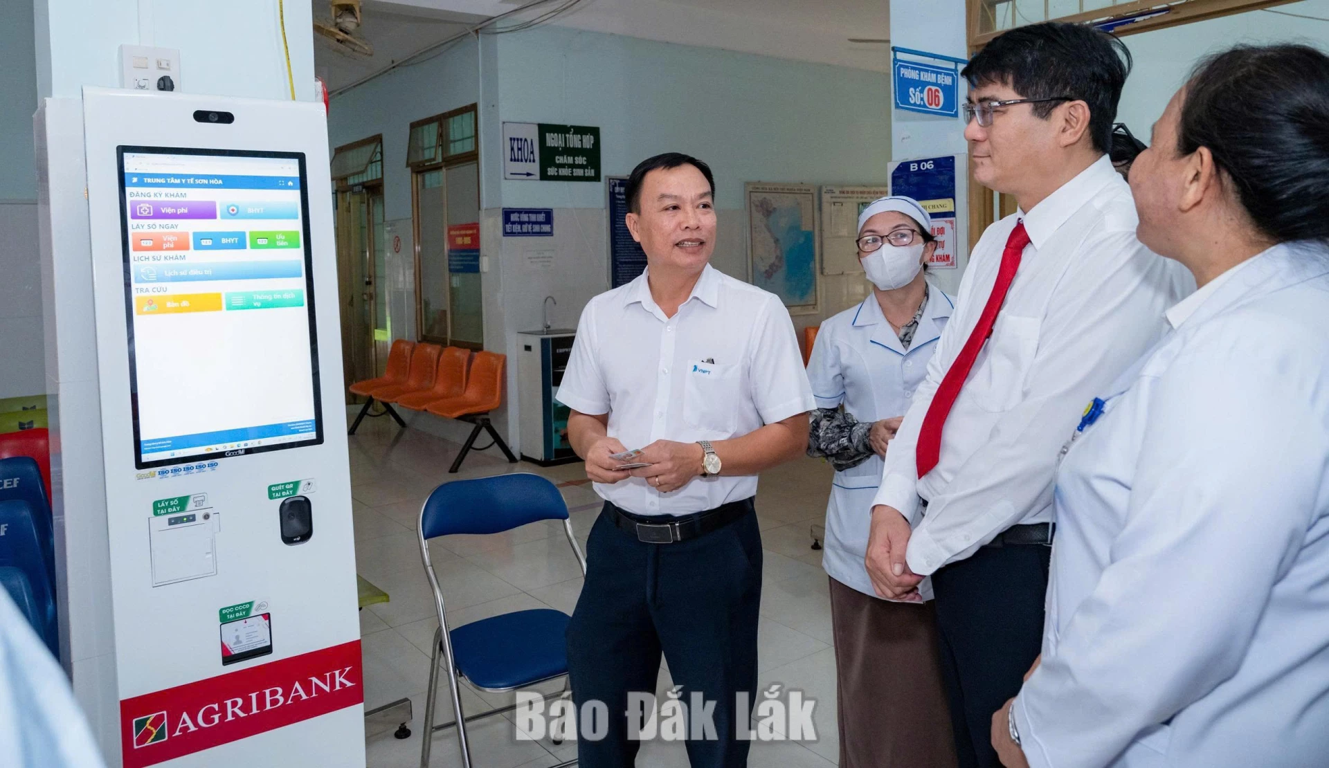 Kiosk Y tế thông minh được tích hợp nhiều tính năng hỗ trợ người dân xã Sơn Hòa.