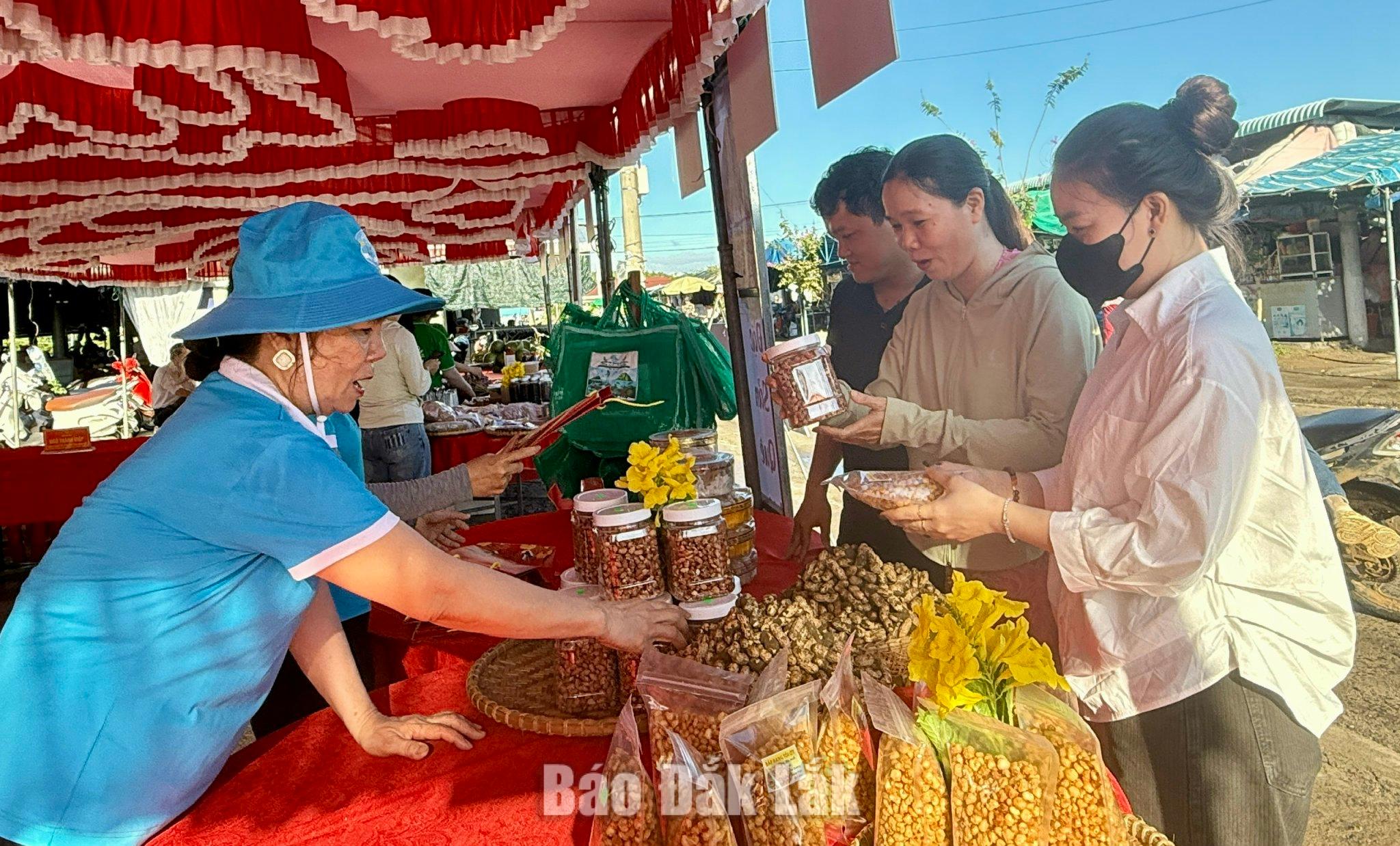 Đông đảo người dân, du khách tham quan và mua sắm tại các gian hàng.