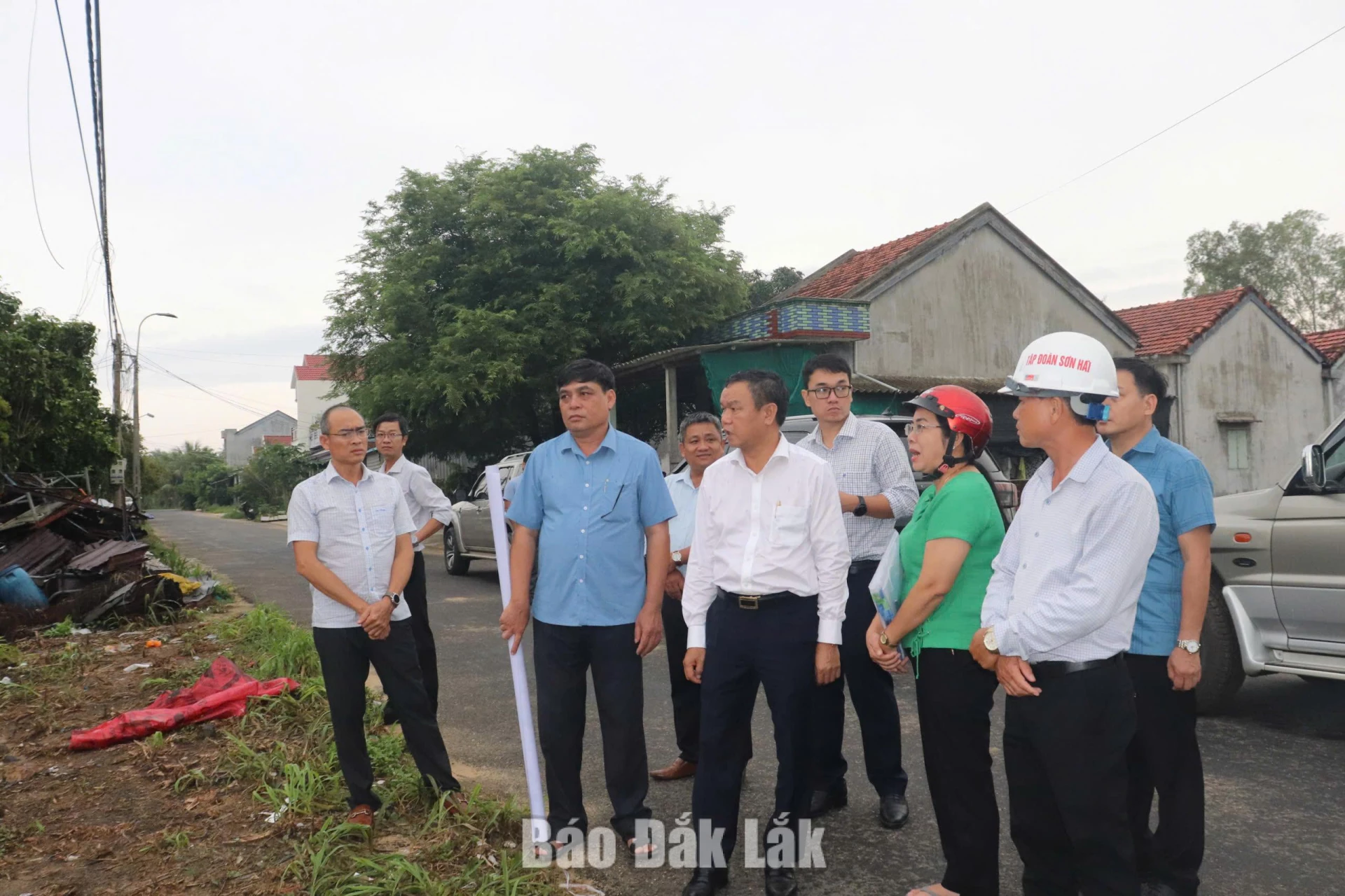 Đoàn công tác kiểm tra công tác giải phóng mặt bằng đoạn tuyến thuộc phường Bình Kiến.