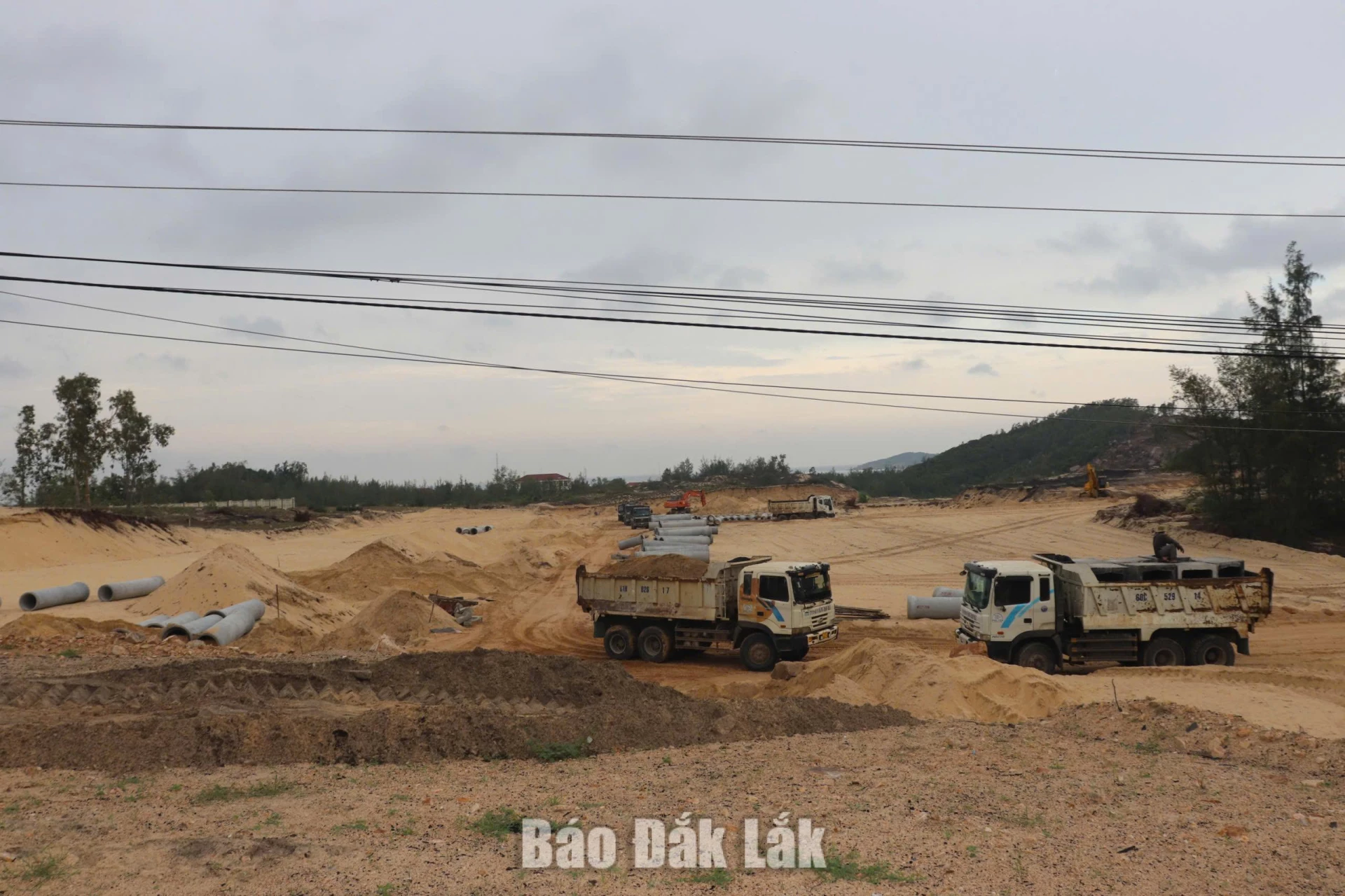 Nhà thầu thi công san lấp mặt bằng khu tái định cư Đồng Nổ.