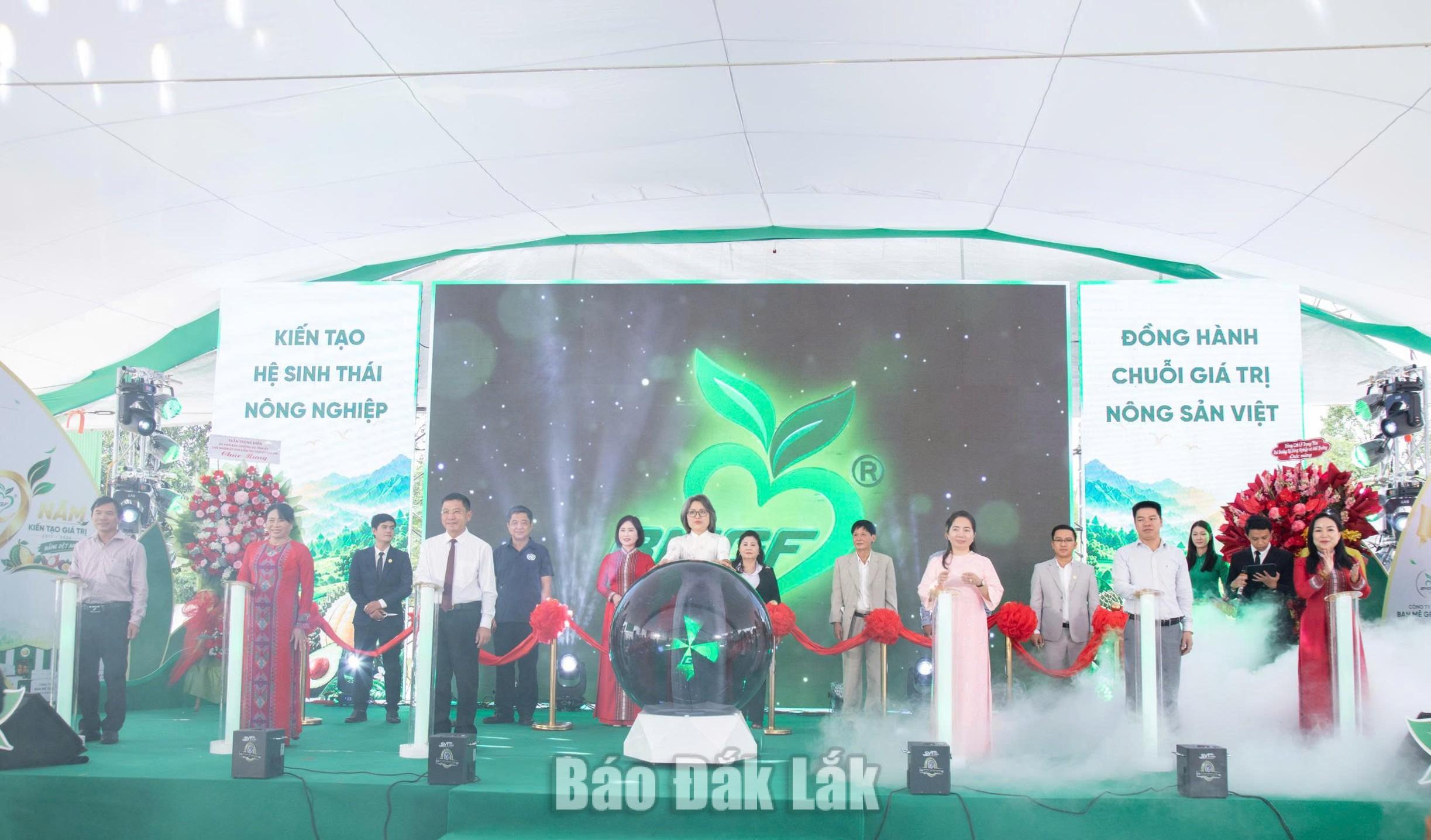 Các đại biểu thực hiện nghi thức khánh thành Nhà máy Cấp đông Chế biến Nông sản Xuất khẩu của Ban Mê Green Farm.