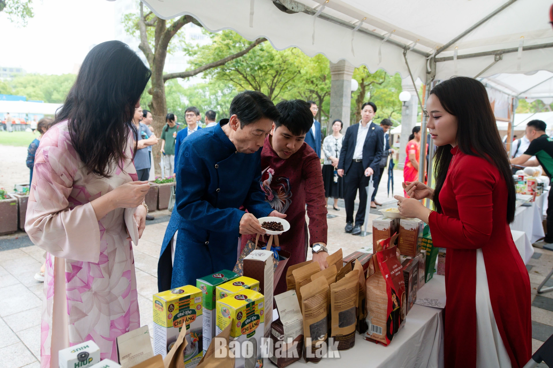 Các đại biểu tìm hiểu sản phẩm nông sản Đắk Lắk tại sự kiện Viet Nam Day 2026 được tổ chức ở Nhật Bản. Ảnh: CTV