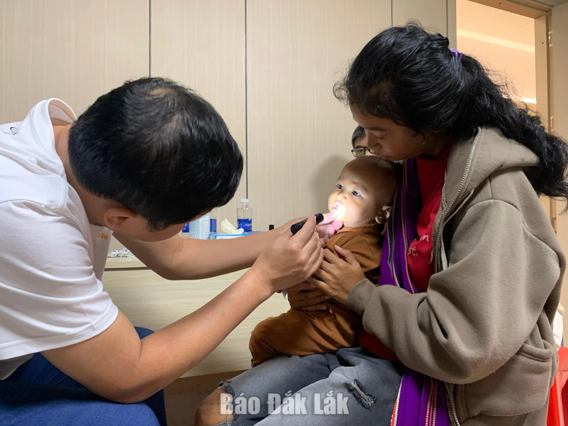 Trẻ em bị sứt môi, hở hàm ếch được bác sĩ khám sàng lọc miễn phí.
