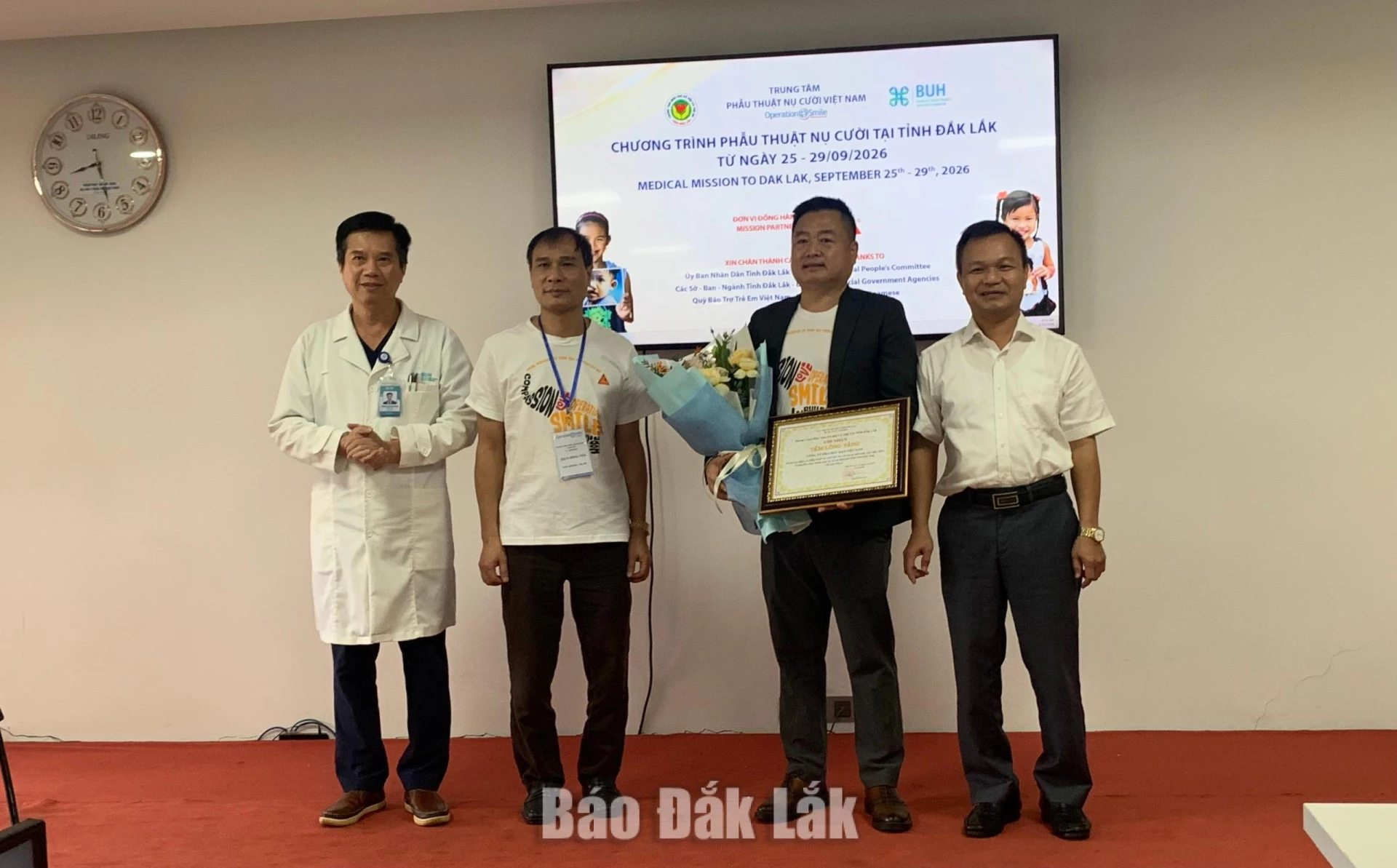 Các đơn vị trao bảng tri ân, ghi nhận tấm lòng vàng cho đơn vị đồng hành chương trình.