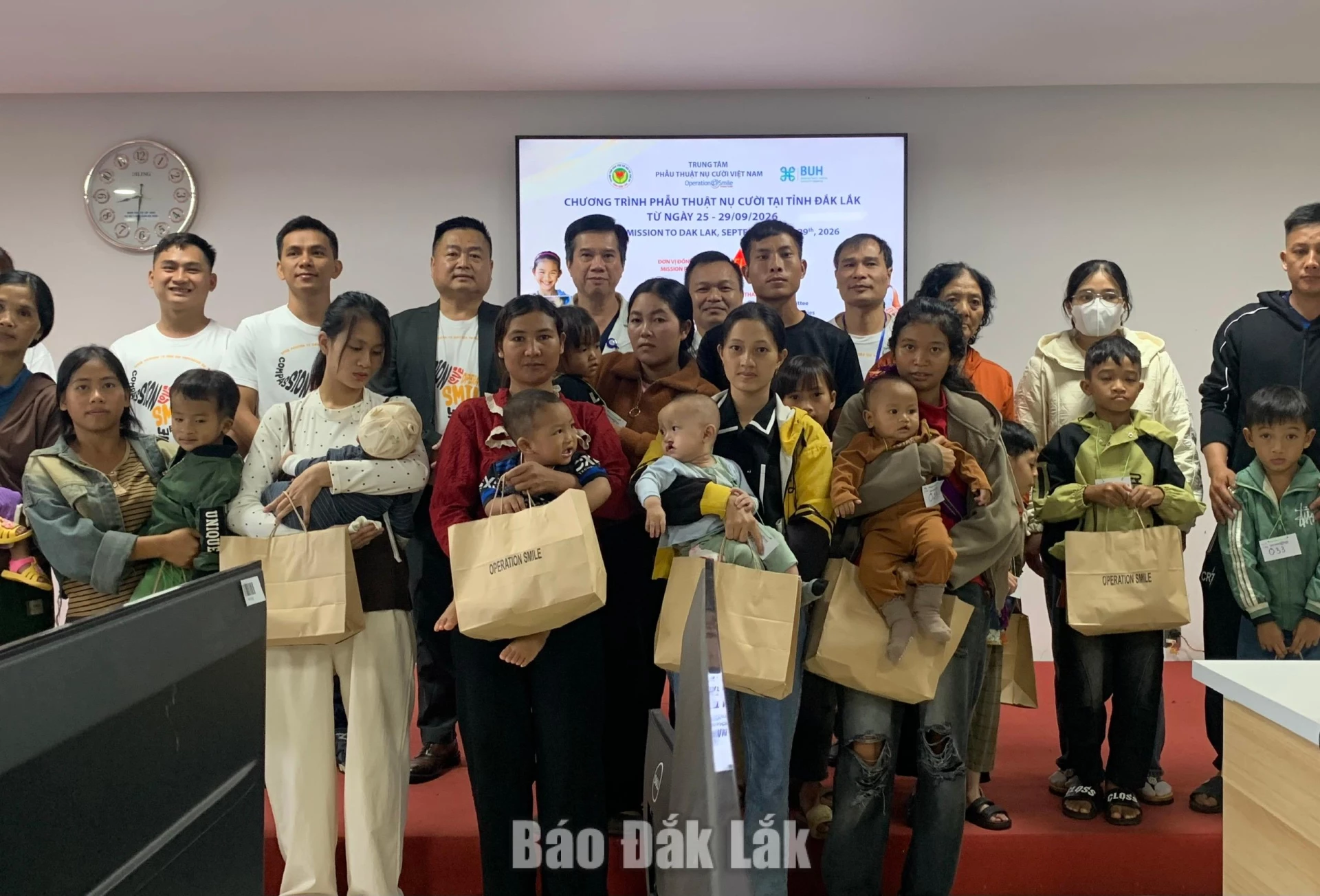 Các đơn vị tặng quà động viên, khích lệ tinh thần cho gia đình có bệnh nhi chuẩn bị khám và phẫu thuật.
