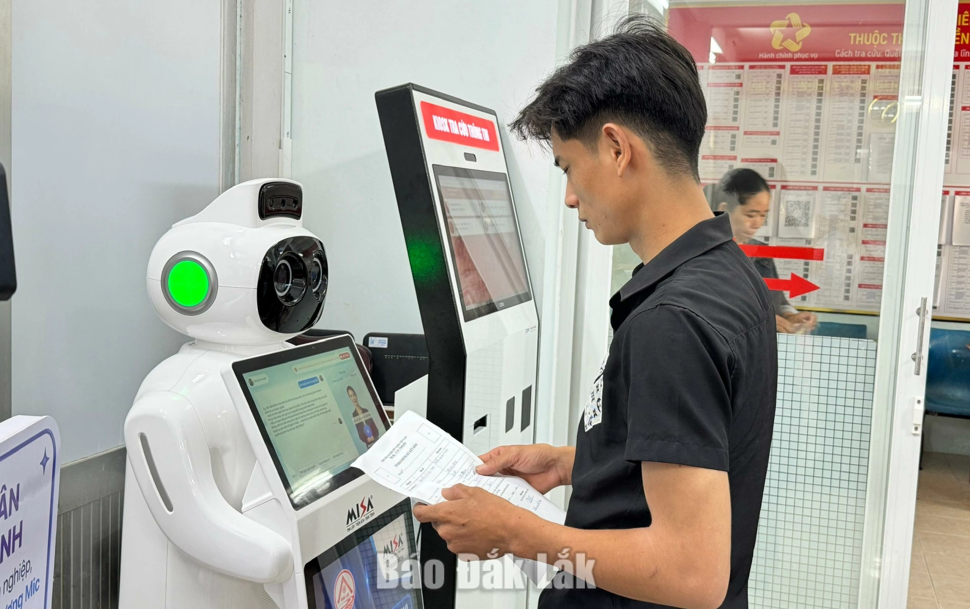 Người dân trải nghiệm thực tế cùng robot thông minh tại buổi ra mắt.