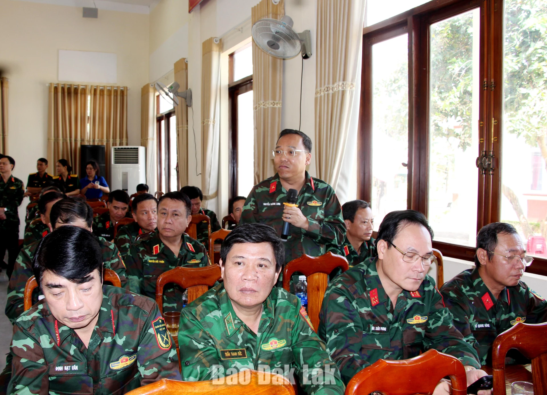 Ông Nguyễn Hoàng Long, Thứ trưởng Bộ Ngoại giao học viên Lớp bồi dưỡng kiến thức quốc phòng và an ninh đối tượng 1, khóa 103 phát biểu tại buổi tọa đàm.