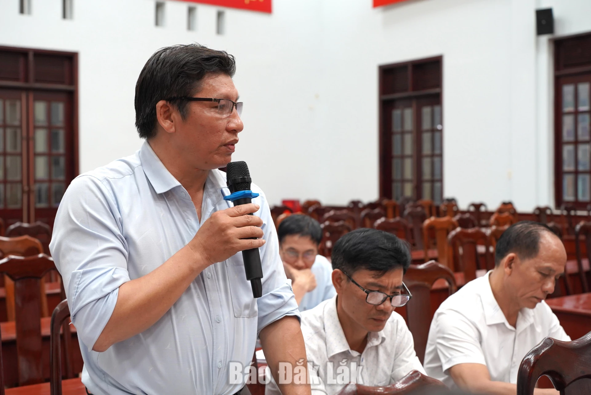Hiệu Trưởng Trường Tiểu học và THCS Quang Trung (xã Quảng Phú) Nguyễn Sỹ Chung báo cáo về tình hình hoạt động của nhà trường sau sắp xếp.
