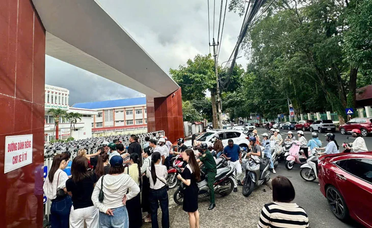 
Cổng trường đóng, một số phụ huynh đến muộn không vào được bên trong Ảnh: Phụ huynh học sinh cung cấp