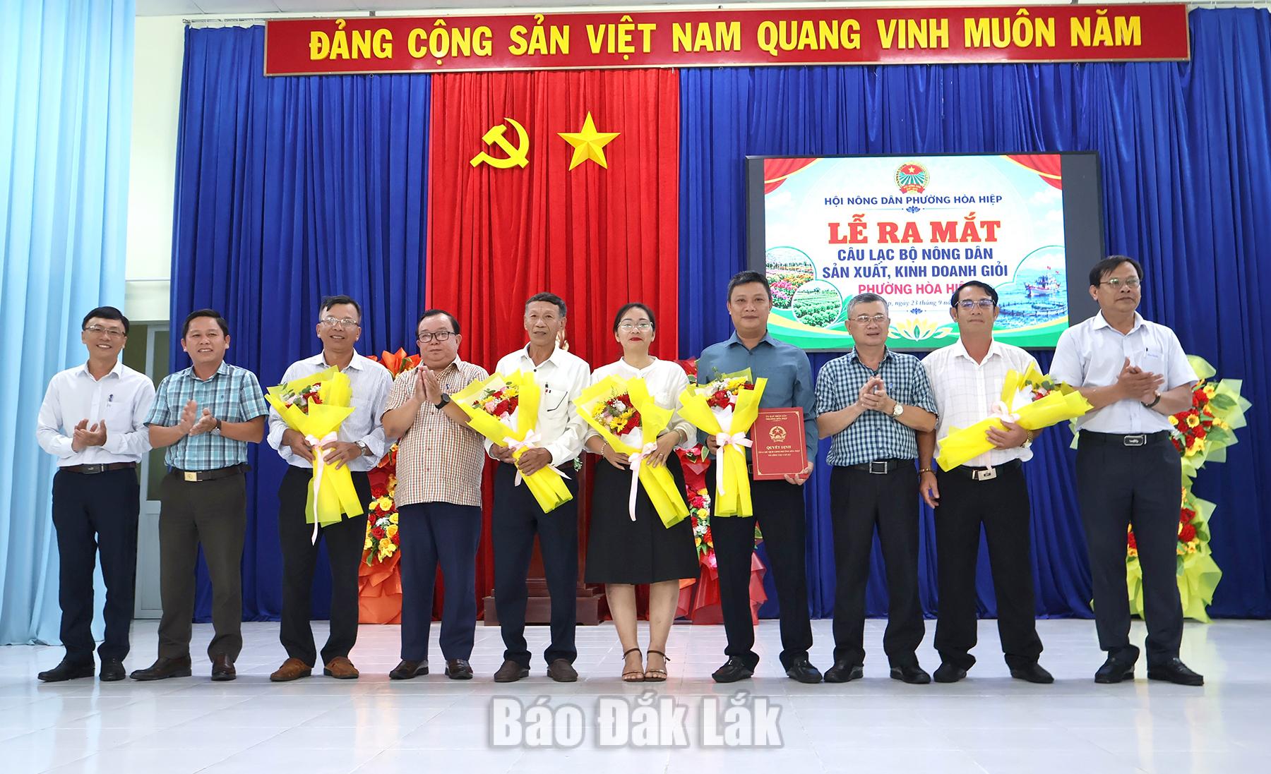 Lãnh đạo phường Hoà Hiệp trao Quyết định thành lập CLB và tặng hoa chúc mừng Ban Chủ nhiệm CLB.