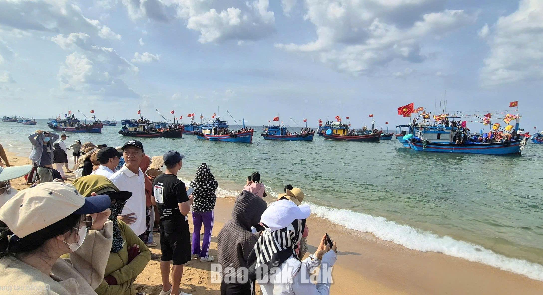 Fishermen and tourists joining the Whale Worship Festival celebrated by the fishing community in Lo village, Hoa Hiep ward.