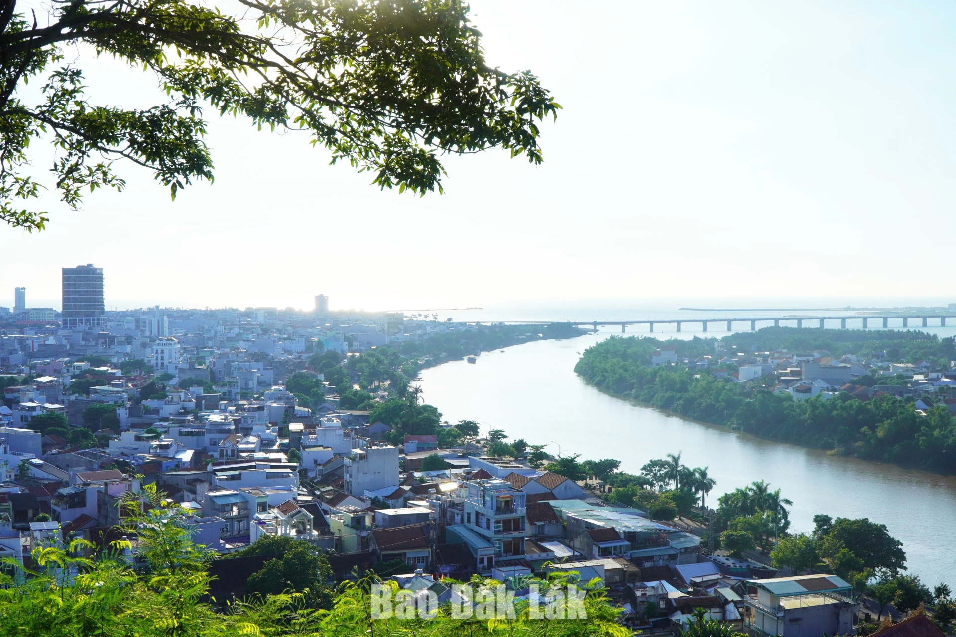 From Nhan mountain, visitors can follow Ba river out to the sea via the Da Dien estuary.