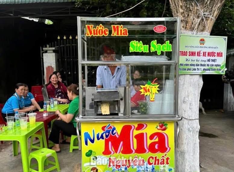 Hội Nông dân phường Bình Kiến trao mô hình sinh kế xe nước mía cho hộ ông Hồ Thiệt để cải thiện cuộc sống. 