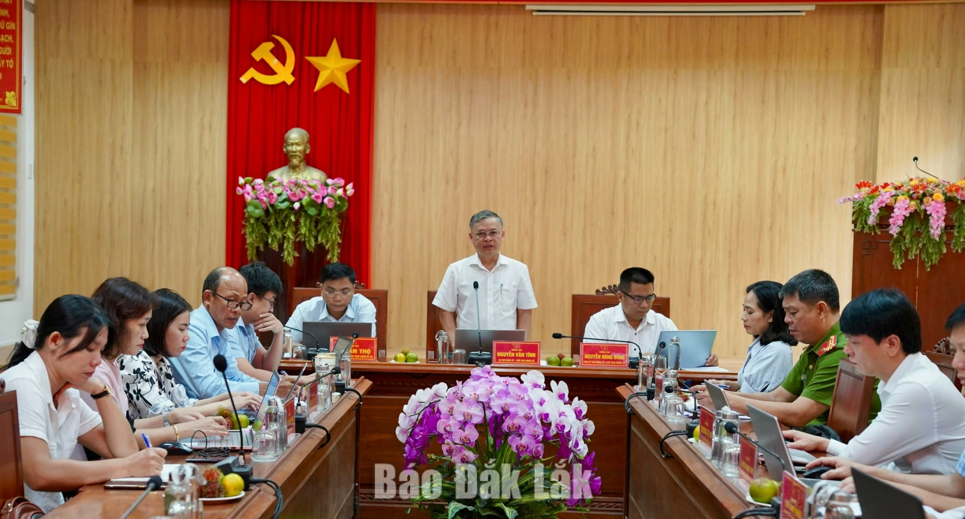 Bí thư Đảng ủy, Chủ tịch HĐND xã Ô Loan Nguyễn Văn Tĩnh phát biểu tại hội nghị.
