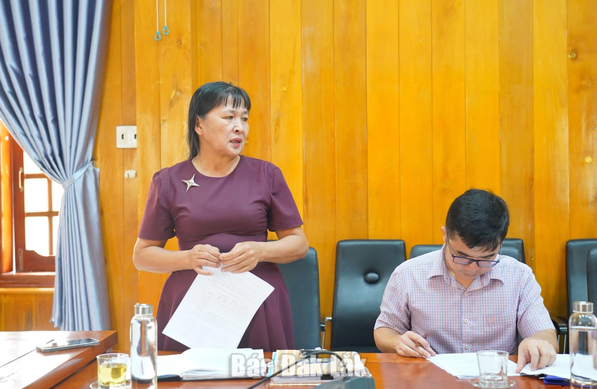 Phó Chủ tịch UBND xã Ea Súp Đặng Thị Thanh Nhung báo cáo một số nội dung liên quan.