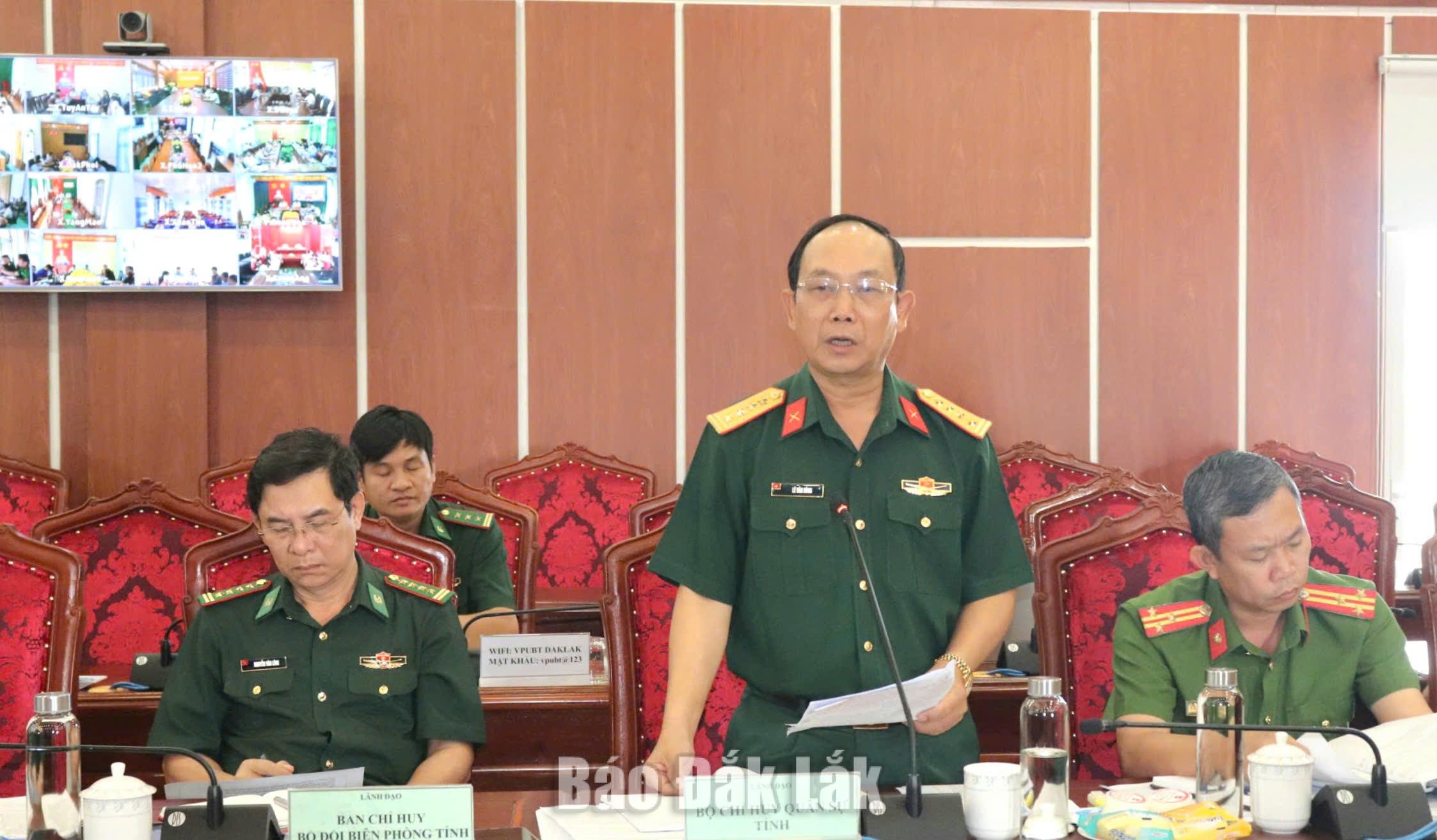 Lãnh đạo Bộ Chỉ huy Quân sự tỉnh báo cáo công tác đơn vị đã triển khai.