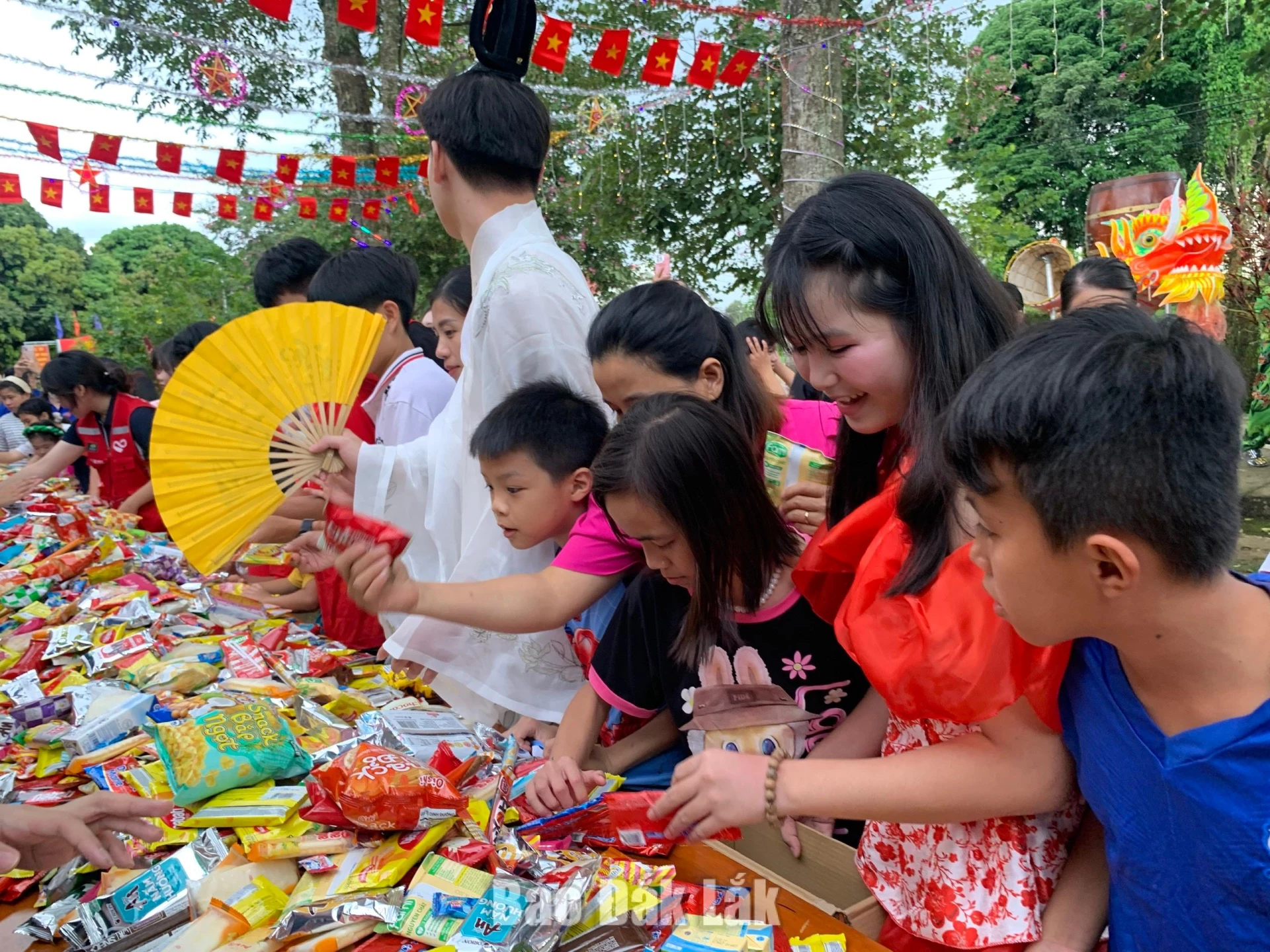 Trẻ em mồ côi ở Trung tâm bảo trợ xã hội và trẻ em vui phá cỗ. Ảnh: K.Chi.