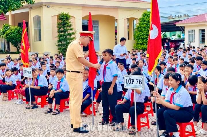 Cán bộ Phòng Cảnh sát giao thông tuyên truyền pháp luật về trật tự an toàn giao thông cho học sinh.