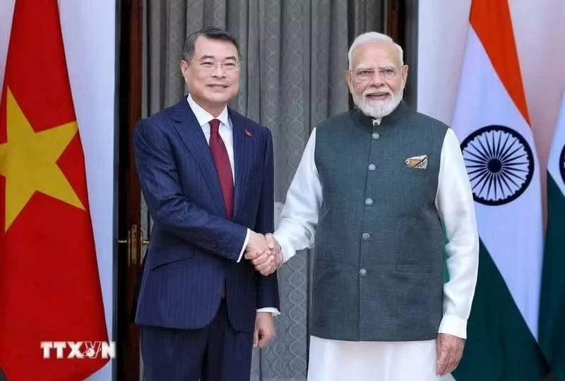Prime Minister Le Minh Hung (L) shakes hands with his Indian counterpart Narendra Modi before their talks in New Delhi on September 12. (Photo: VNA)