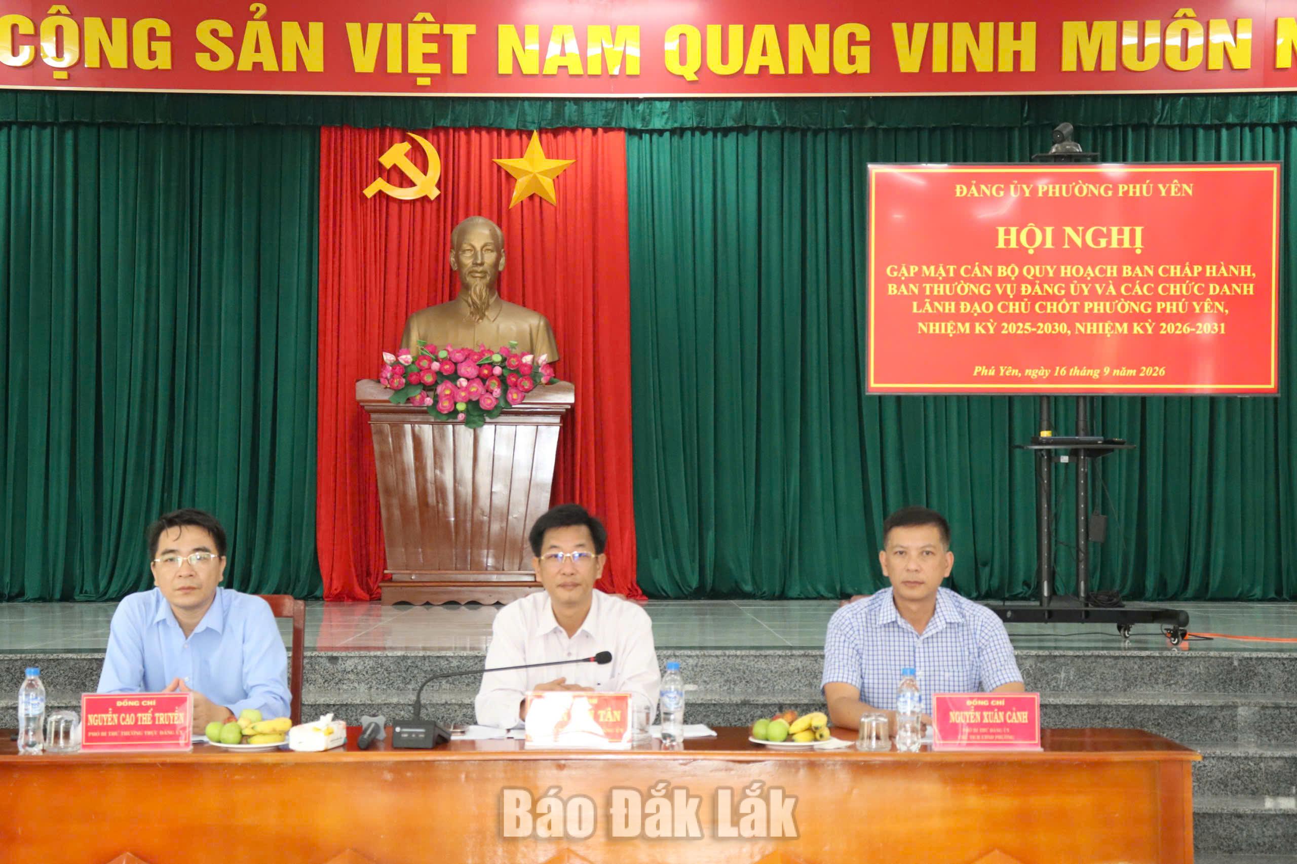 Các đồng chí lãnh đạo Đảng ủy, UBND phường Phú Yên chủ trì hội nghị,
