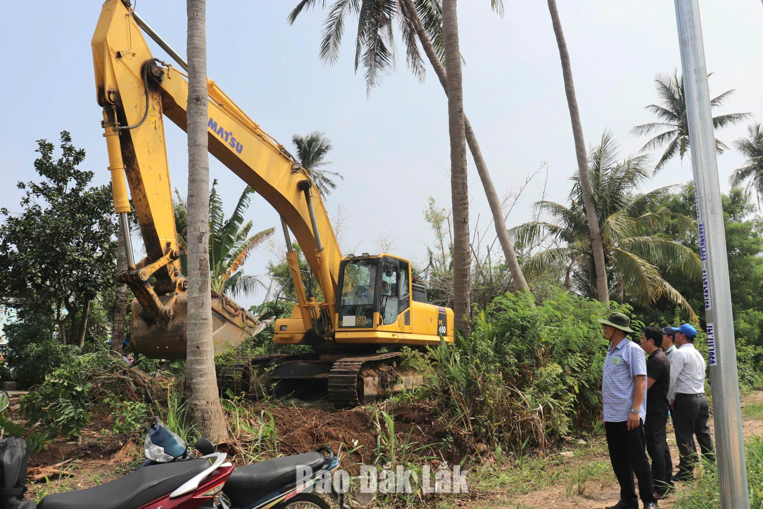 UBND phường Phú Yên hỗ trợ tháo dỡ cho các hộ dân đồng ý chấp hành việc thu hồi đất.