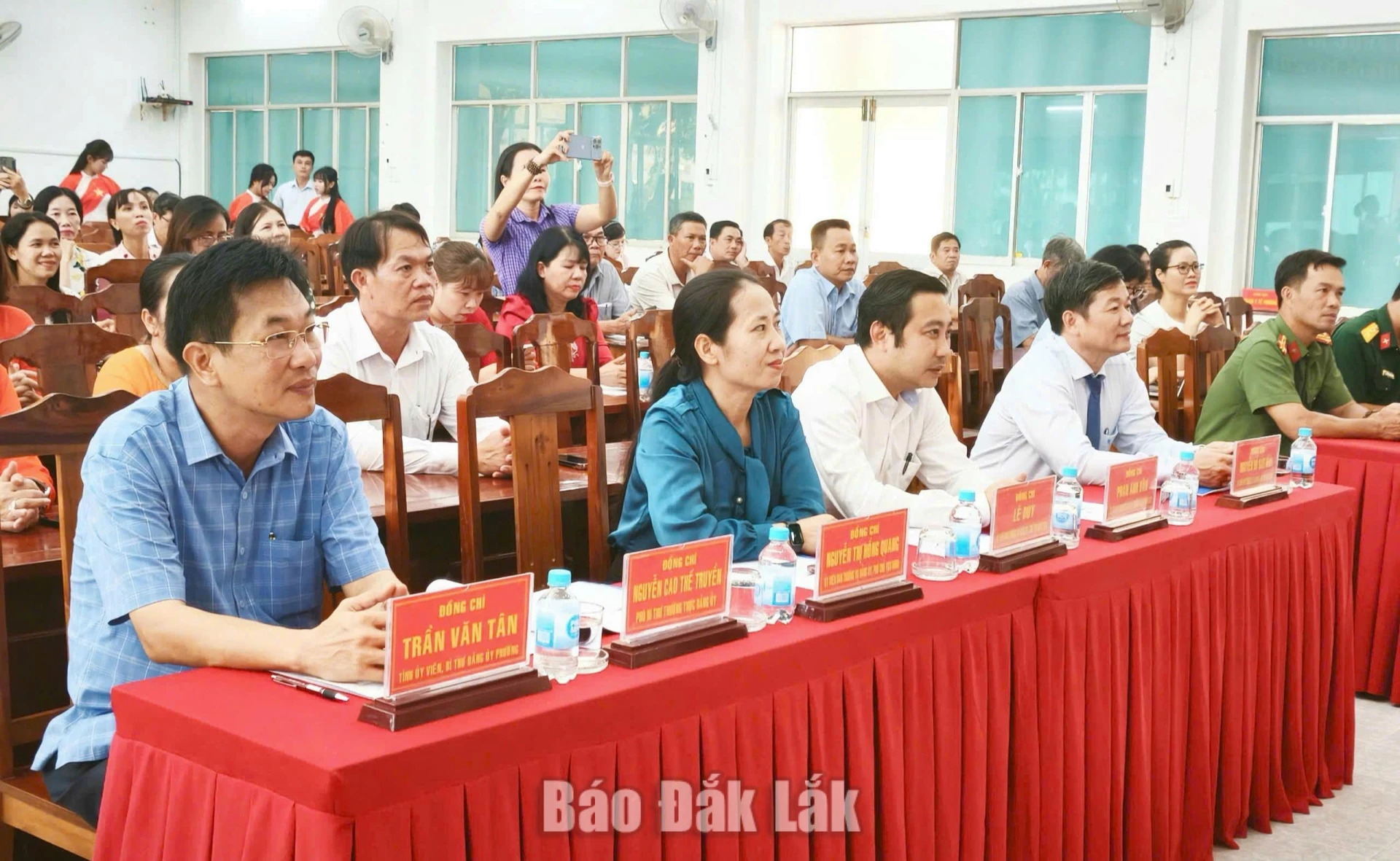 Các đại biểu dự hội nghị.