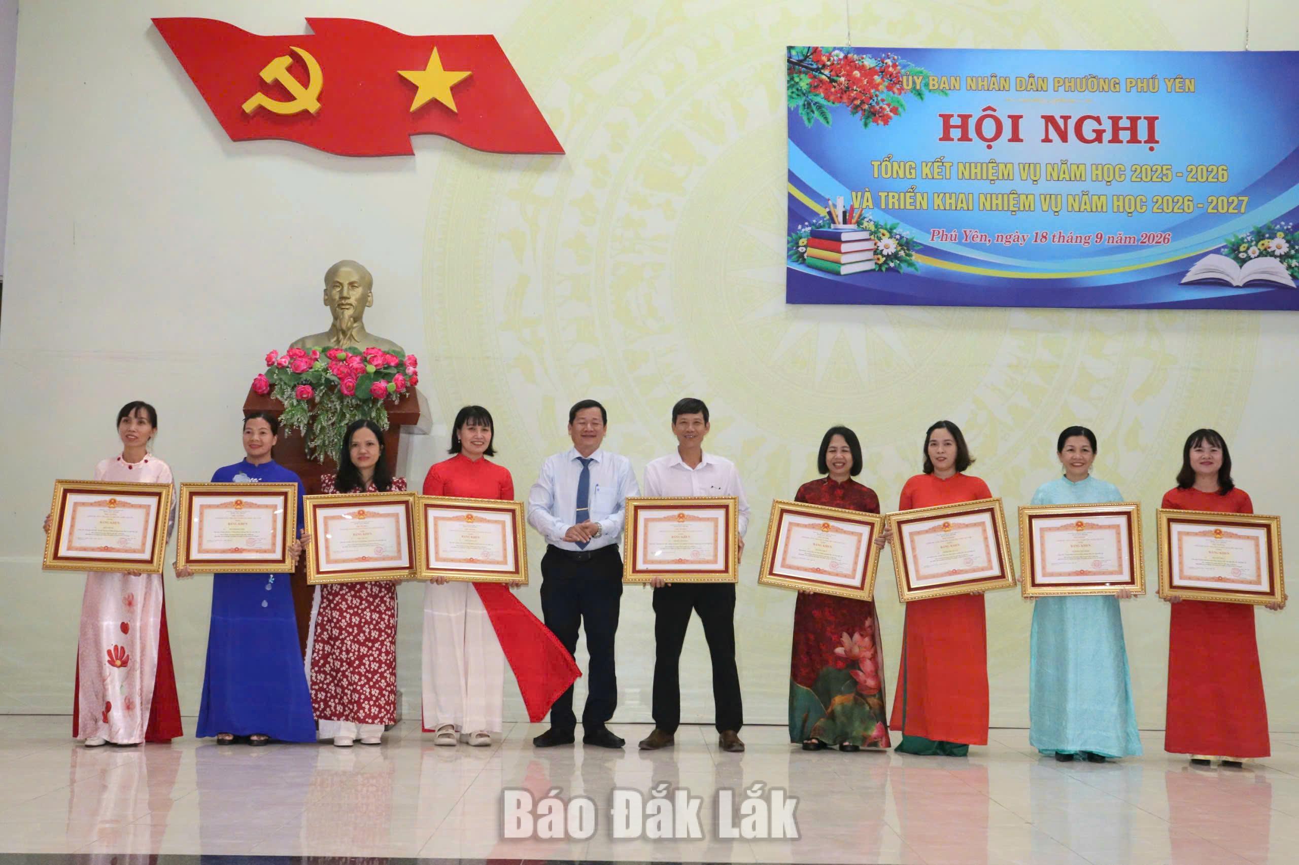 9 cá nhân được nhận Bằng khen Thủ tướng Chính có thành tích trong công tác giáo dục và đào tạo.