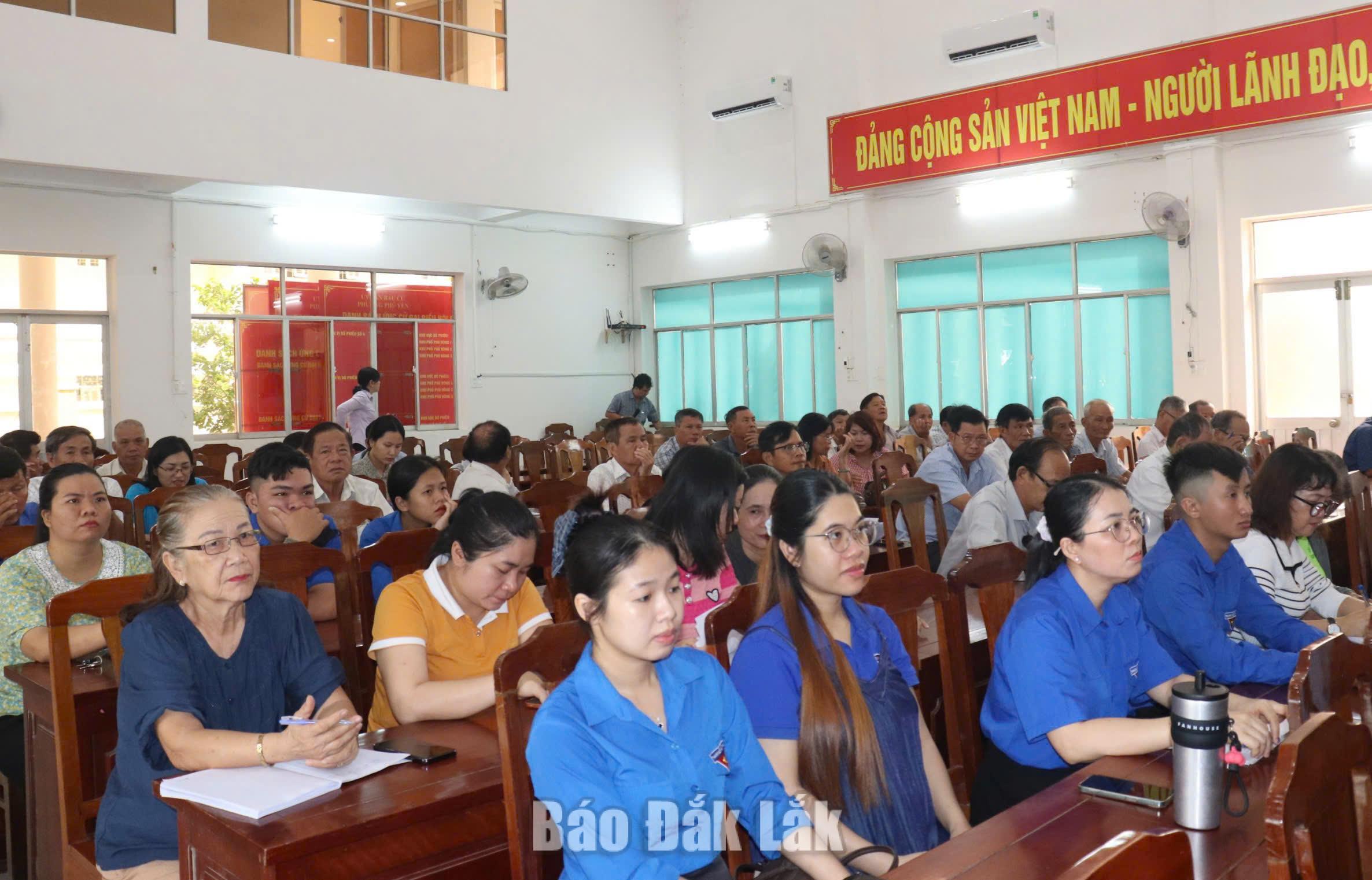 đội ngũ làm công tác giảm nghèo và công tác xã hội tham gia hội nghị.