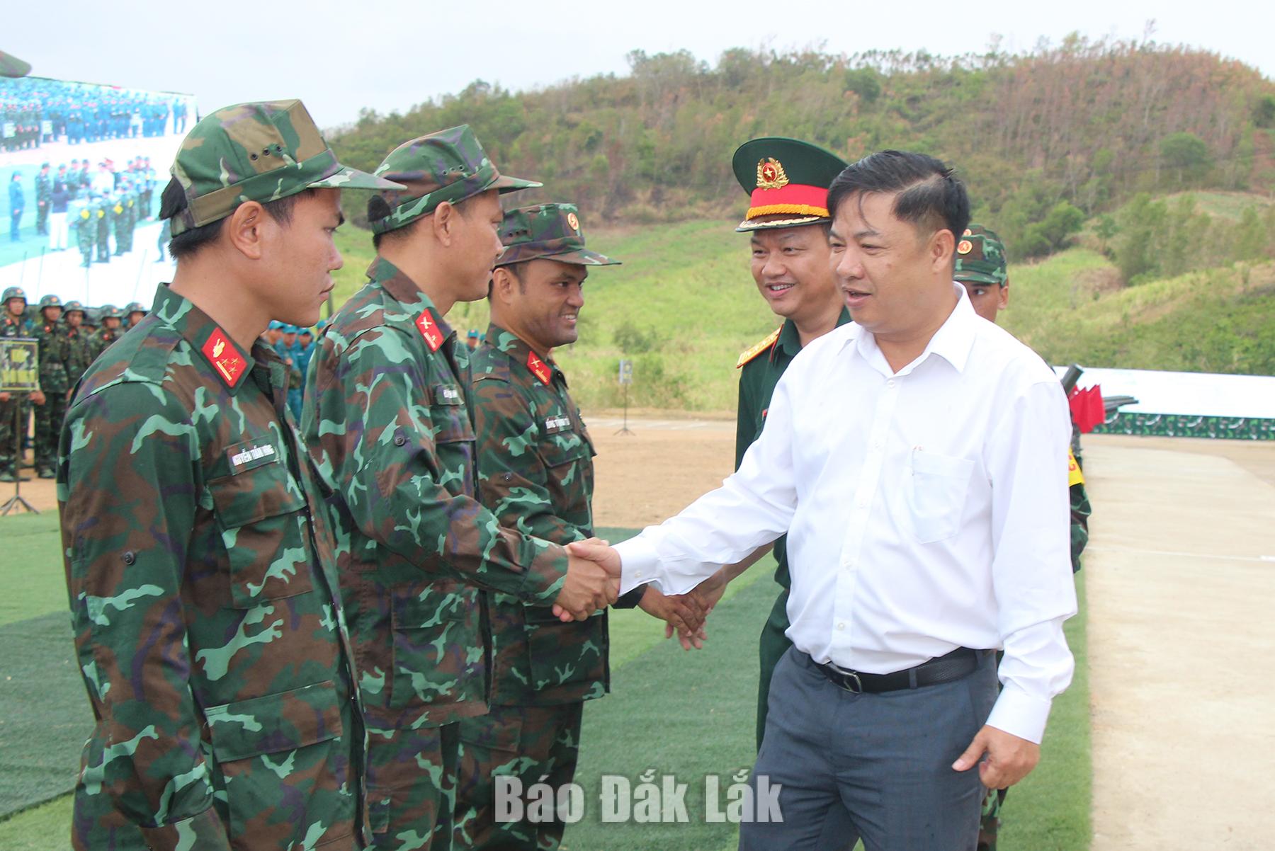 Bí thư Tỉnh ủy Lương Nguyễn Minh Triết động viên lực lượng tham gia huấn luyện.