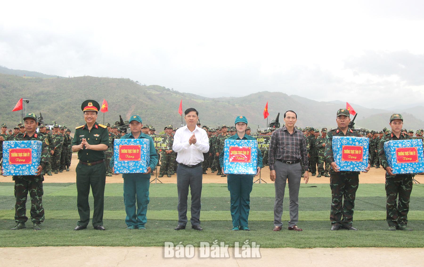 Ủy viên Trung ương Đảng, Bí thư Tỉnh ủy, Trưởng Đoàn ĐBQH tỉnh Lương Nguyễn Minh Triết tặng quà động viên các lực lượng tham gia huấn luyện.