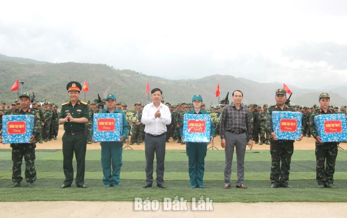 Thường trực Tỉnh ủy thăm, động viên lực lượng đang huấn luyện thực binh