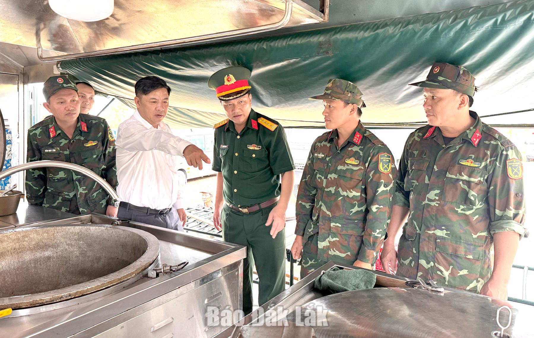 Bí thư Tỉnh ủy Lương Nguyễn Minh Triết thăm xe bếp tự hành được tăng cường tại khu vực hậu cần.