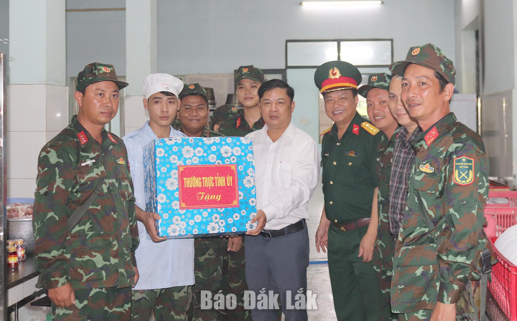 Đồng chí Lương Nguyễn Minh Triết tặng quà động viên lực lượng bếp ăn của Bộ Chỉ huy Quân sự tỉnh tại khu vực hậu cần của thao trường.