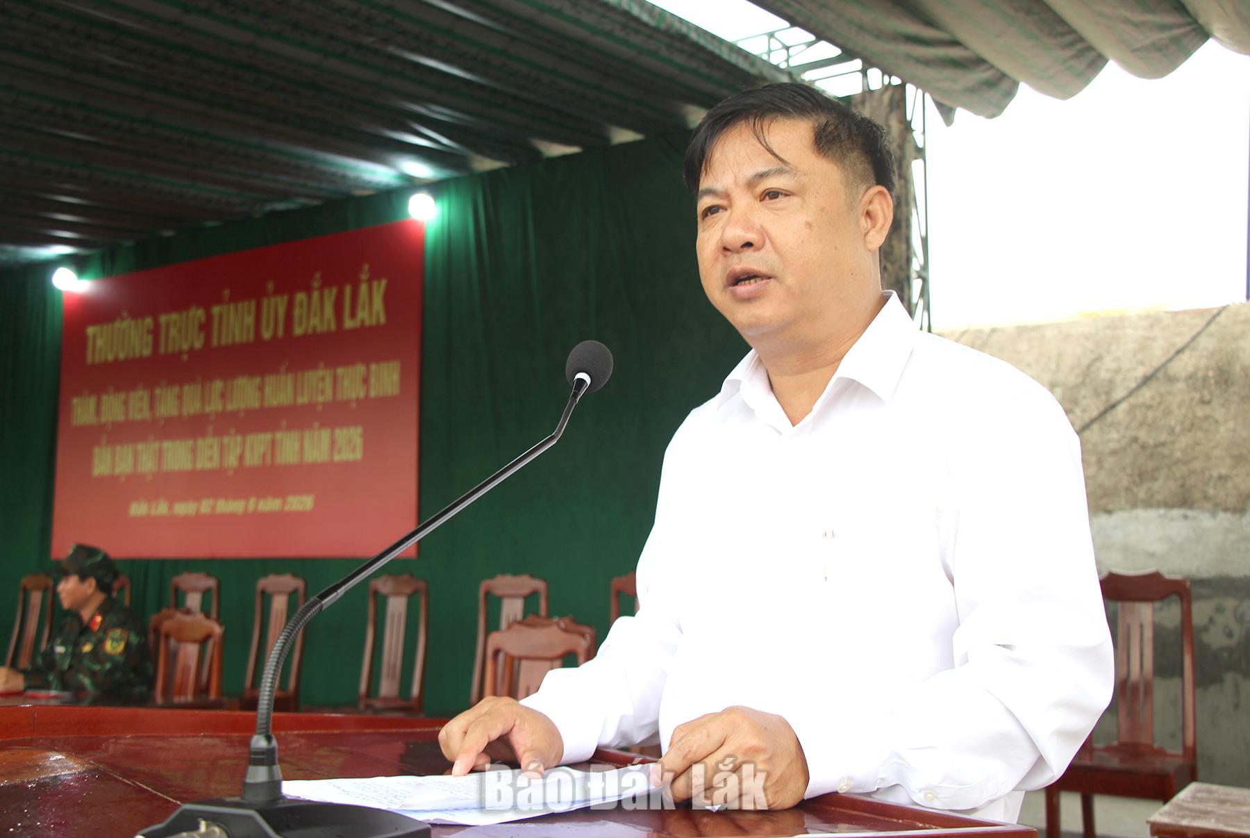 Bí thư Tỉnh ủy Lương Nguyễn Minh Triết động viên cán bộ, chiến sĩ đang ngày đêm nỗ lực huấn luyện tại thao trường.